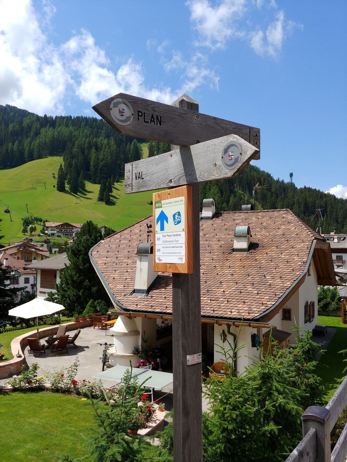 Street view near Hotel Sun Valley, Selva