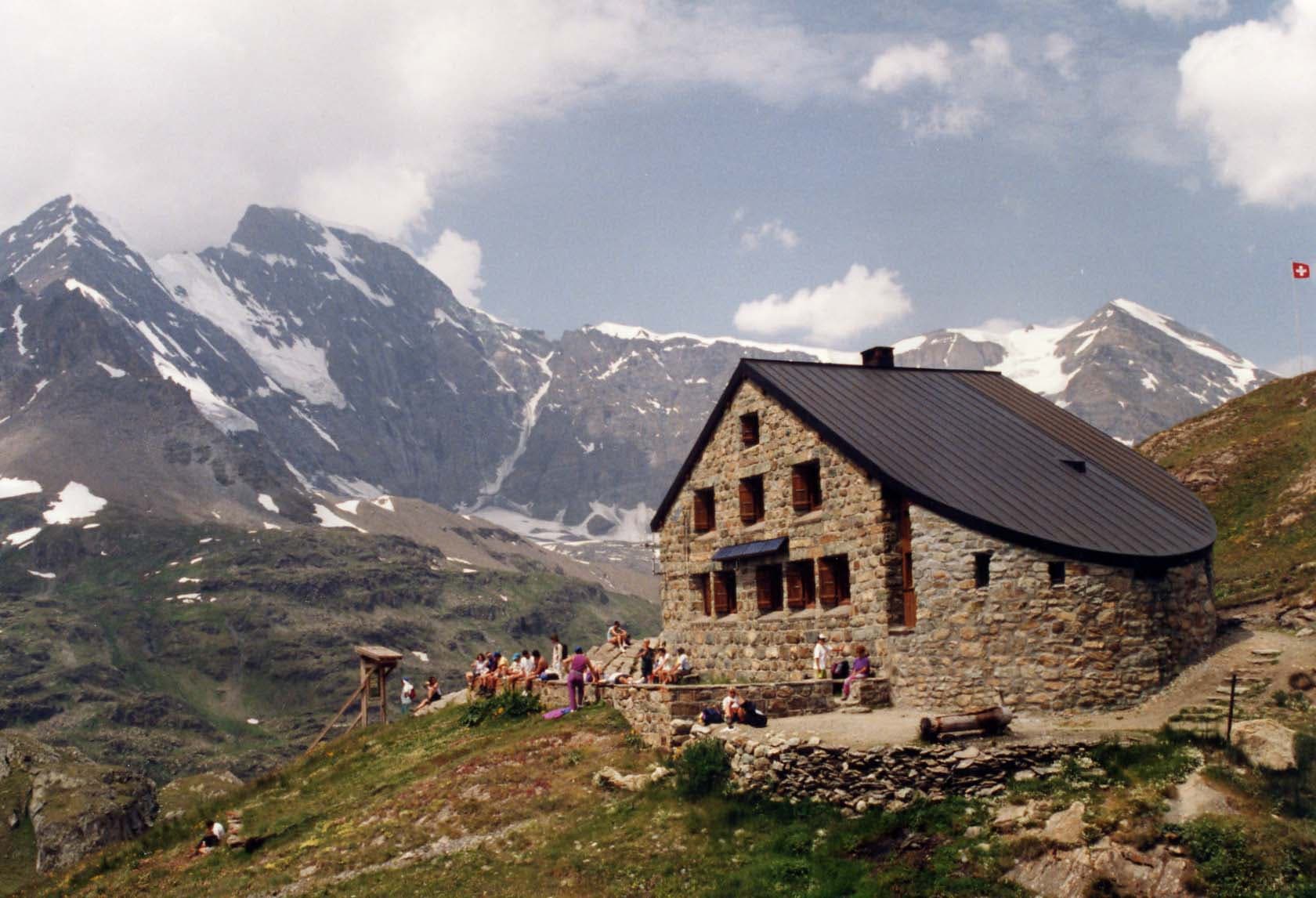 Cabane de Chanrion (via Wikimedia Commons, CC BY-SA 3.0)