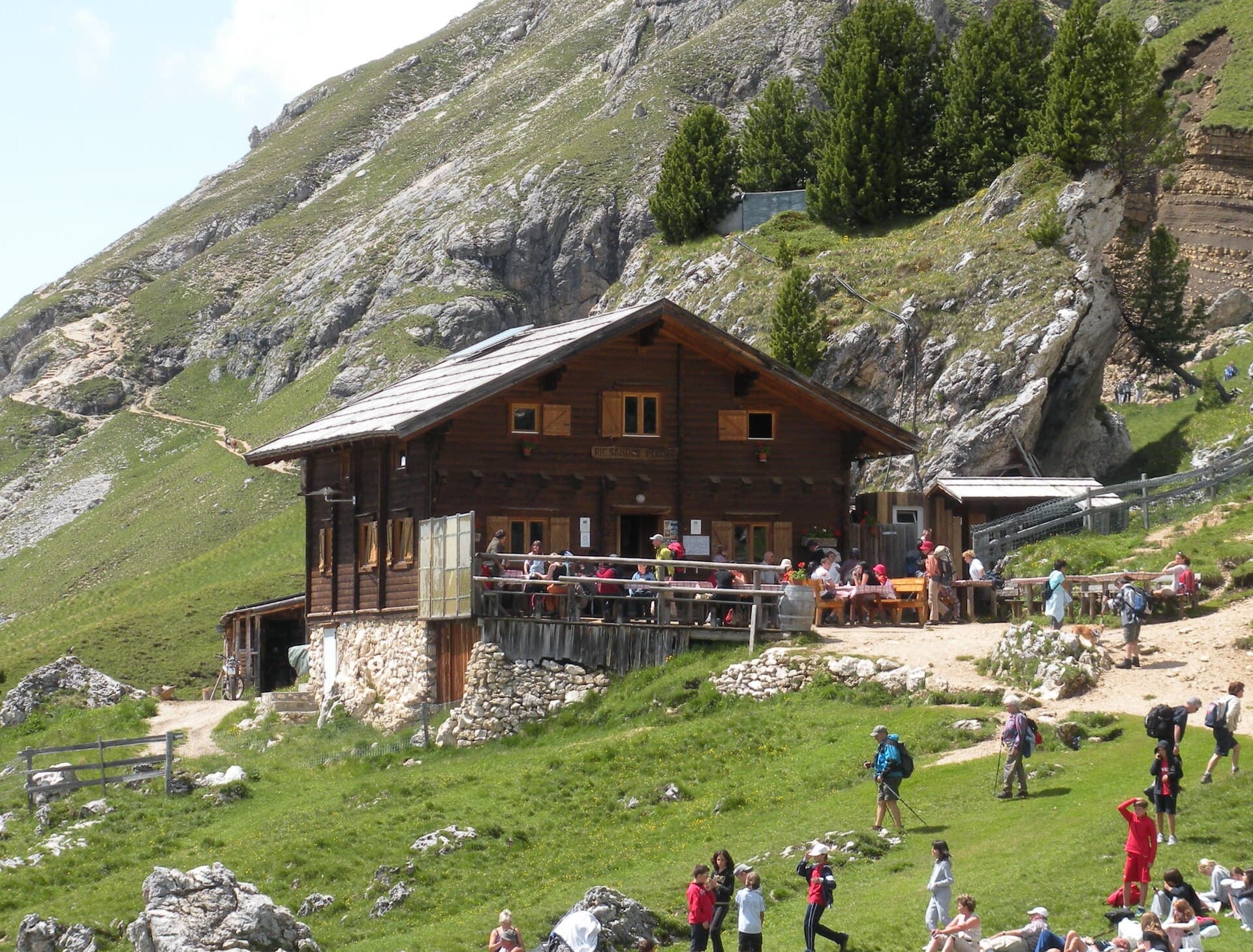 Rifugio Sandro Pertini (via Wikimedia Commons, Public domain)