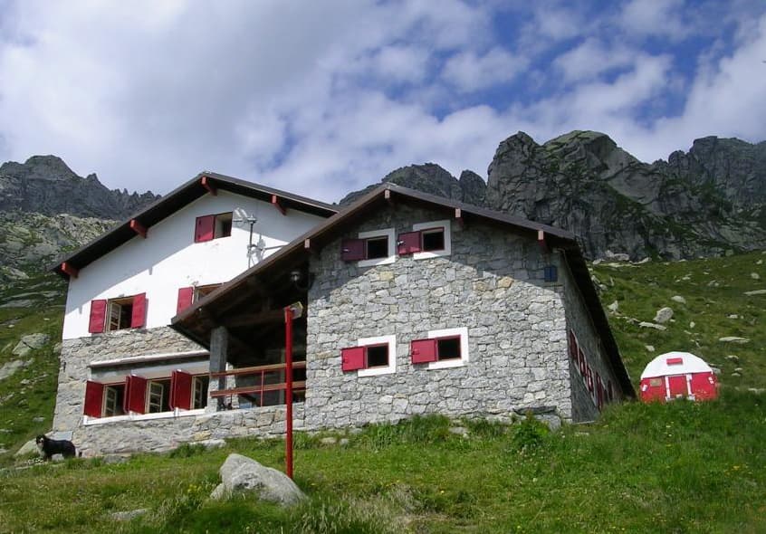 Rifugio Antonio Omio (via Wikimedia Commons, CC BY 3.0)