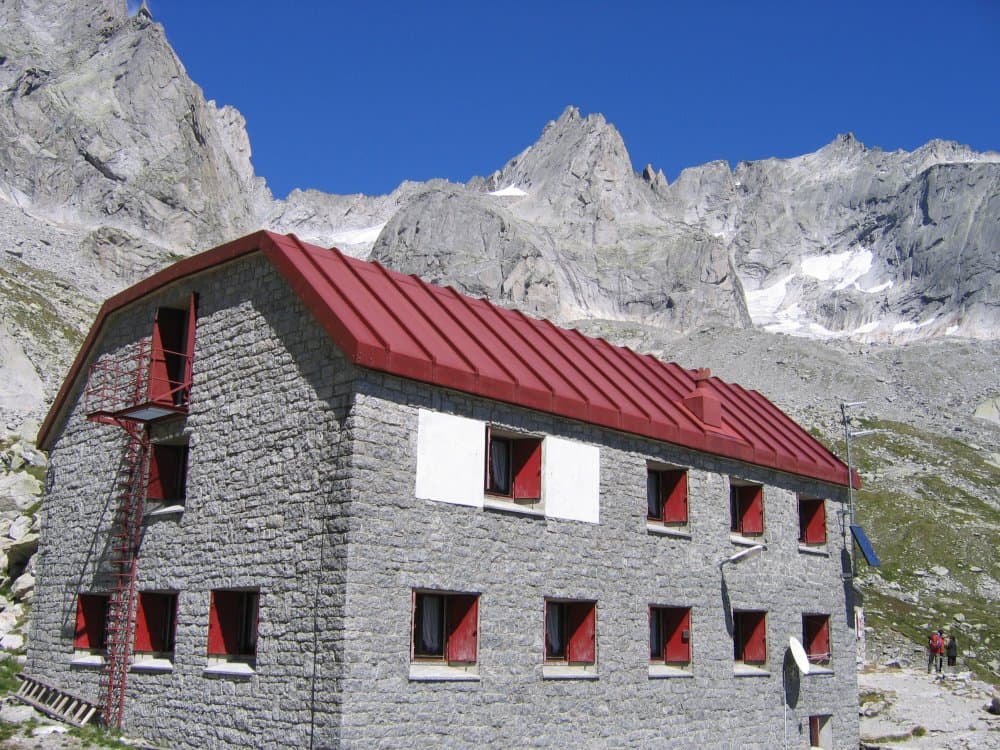 Rifugio Bonacossa (via Wikimedia Commons, CC BY 3.0)