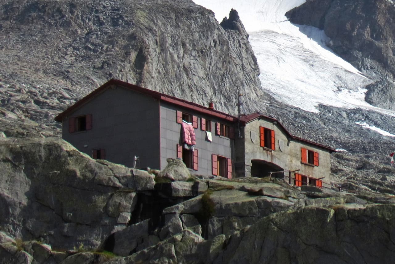 Rifugio Cesare Ponti (via Wikimedia Commons, CC BY-SA 3.0)