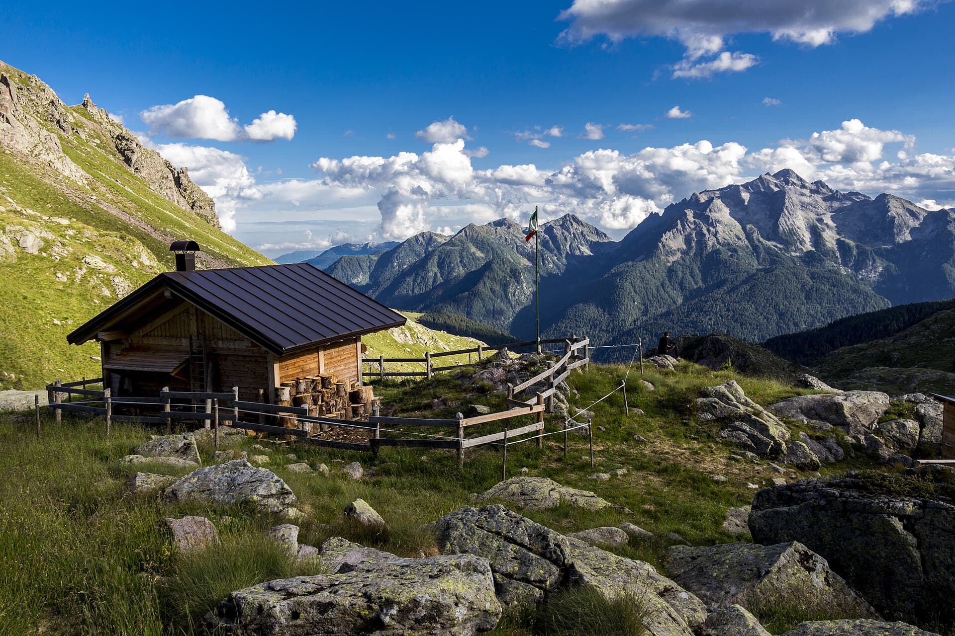 Bivacco Forcella Coldosè (via Wikimedia Commons, CC BY-SA 4.0)