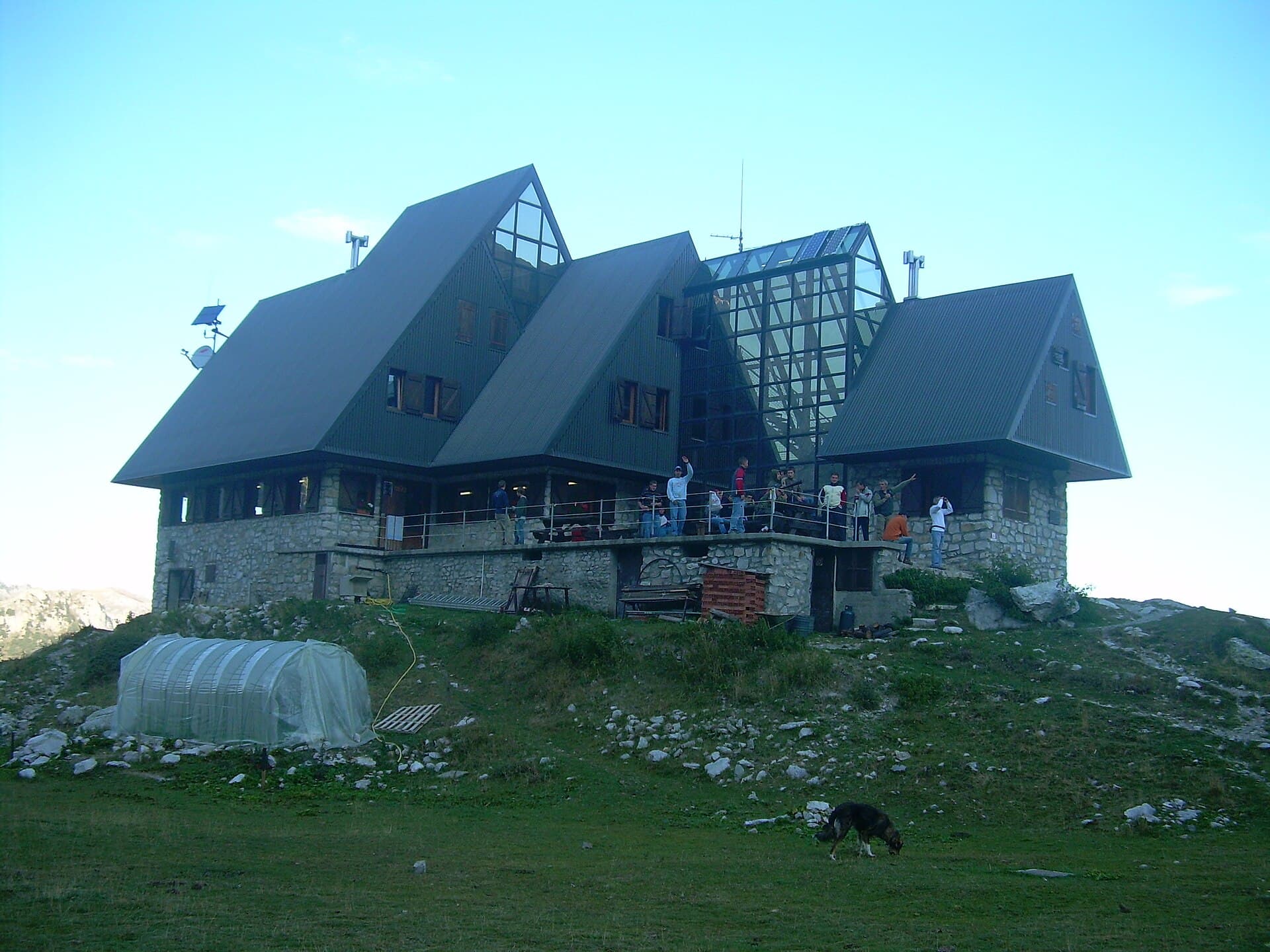 Rifugio Piero Garelli (via Wikimedia Commons, CC BY 3.0)