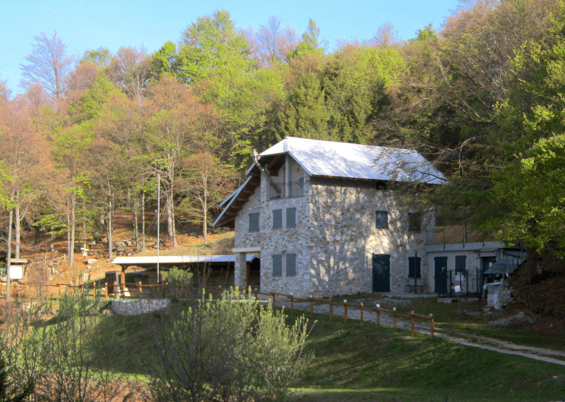 Rifugio Navonera "G. Simonetti" (via Wikimedia Commons, CC BY-SA 4.0)