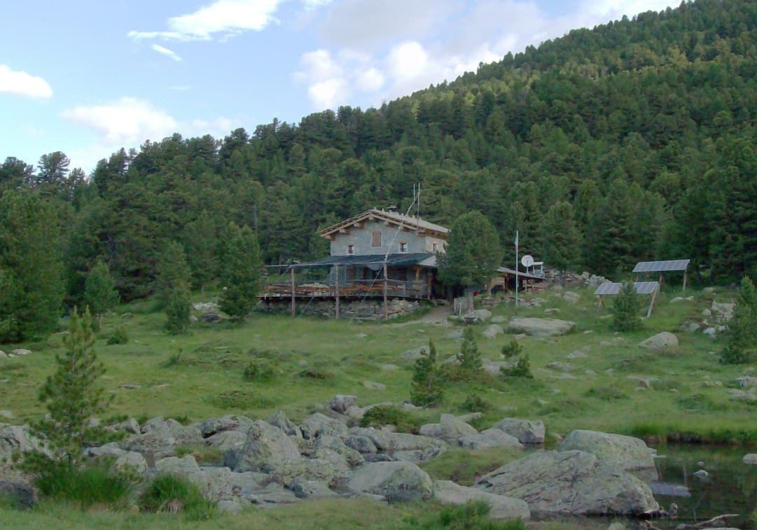 Rifugio Bagnour (via Wikimedia Commons, CC BY 3.0)