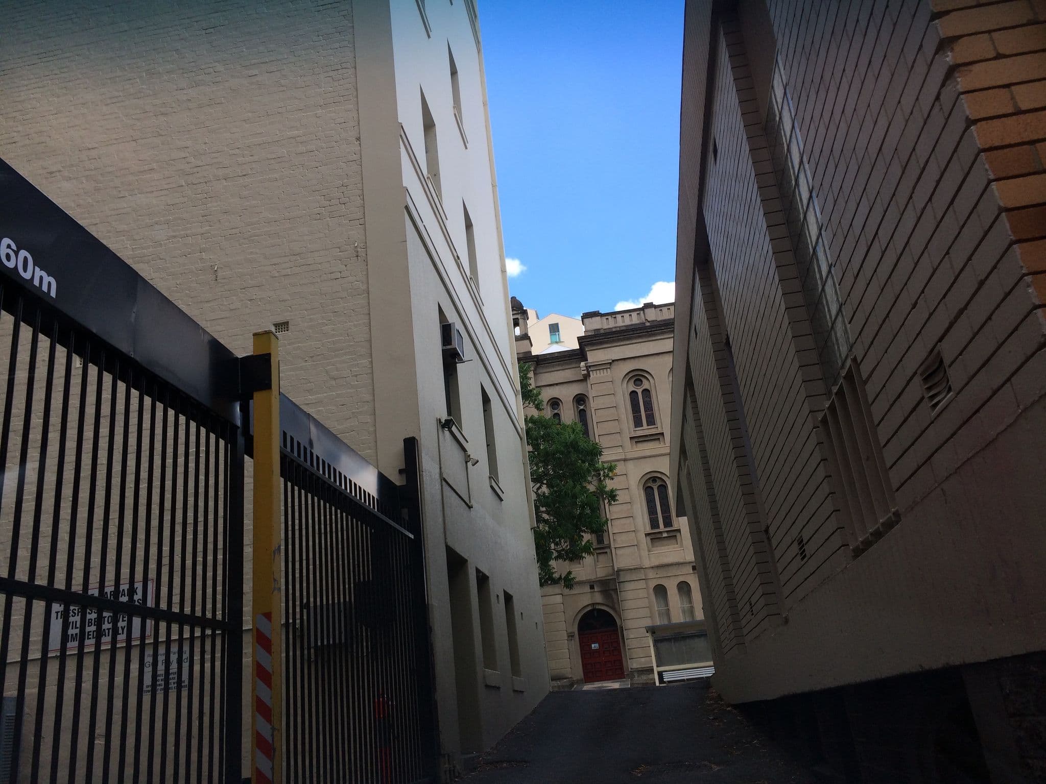 Street view near Annie's Shandon Inn, Spring Hill — © hoylen (CC BY-SA · Mapillary)
