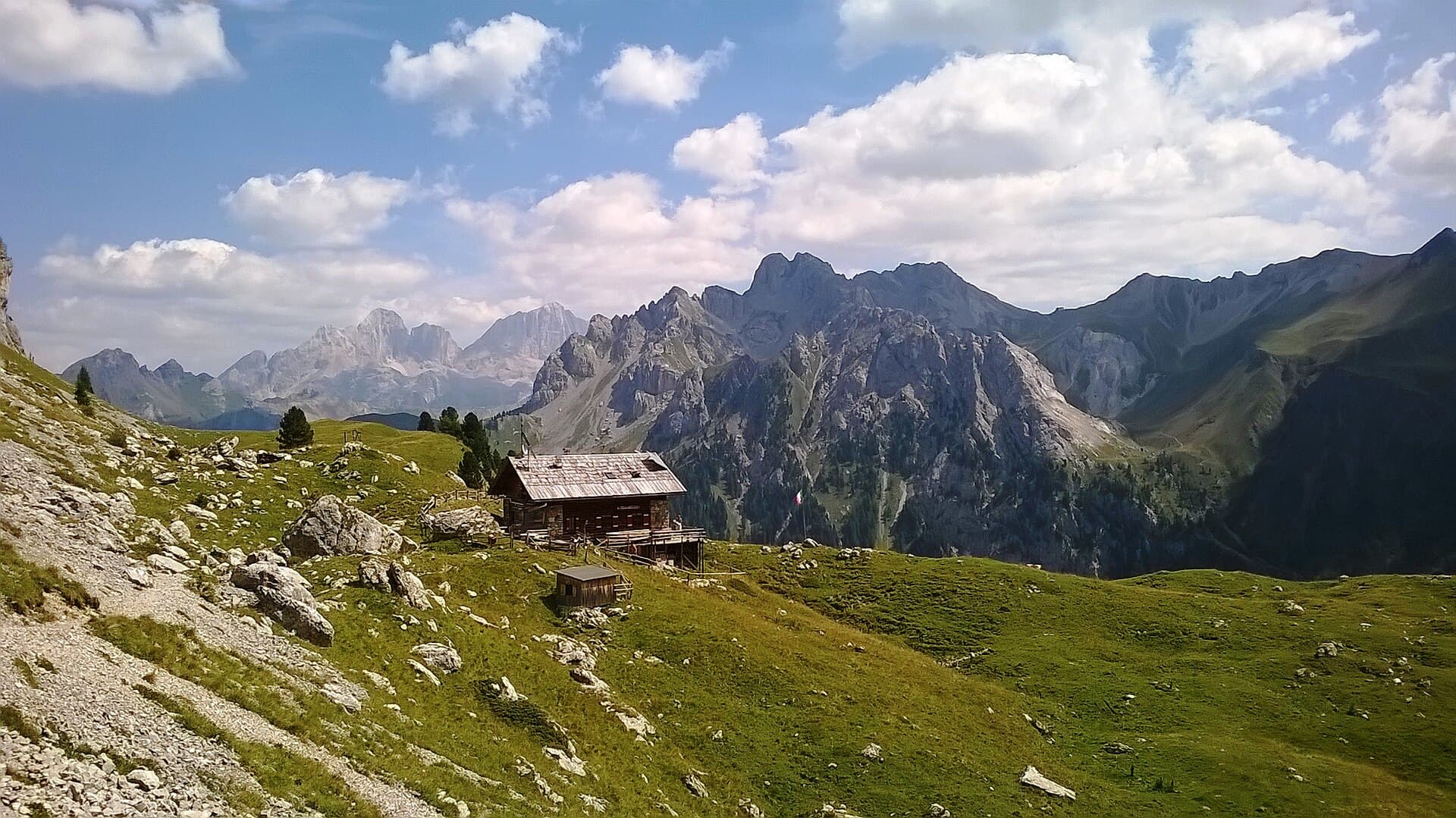 Rifugio Vallaccia (via Wikimedia Commons, CC BY 3.0)