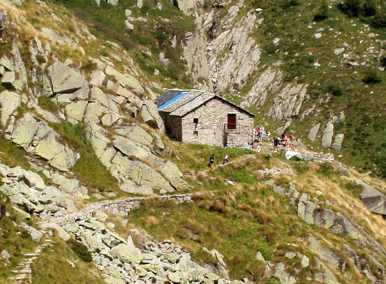 Rifugio Lago della Vecchia (via Wikimedia Commons, CC BY-SA 3.0)