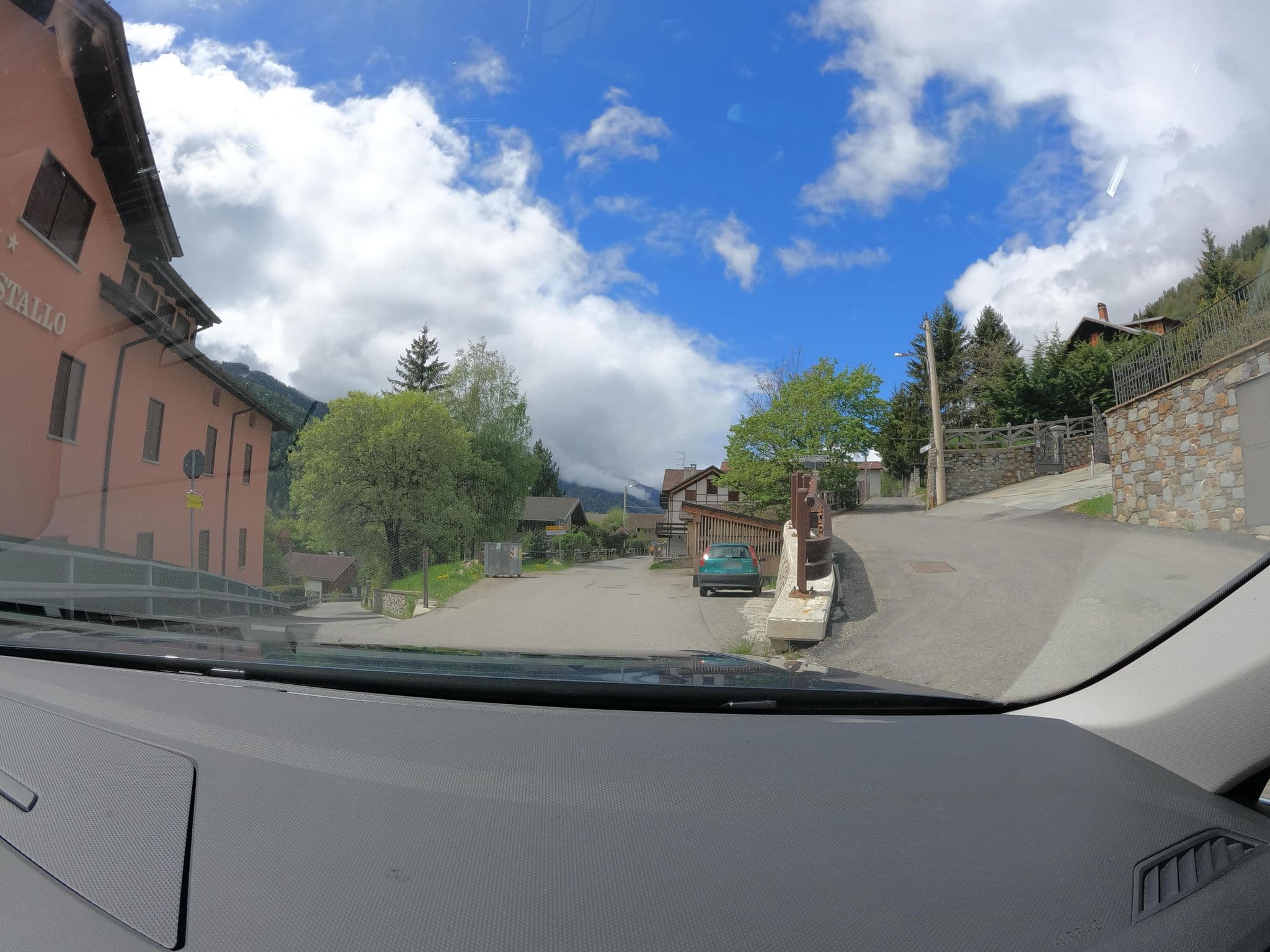 Street view near Hotel Cristallo, Ponte di Legno — © borovac (CC BY-SA · Mapillary)