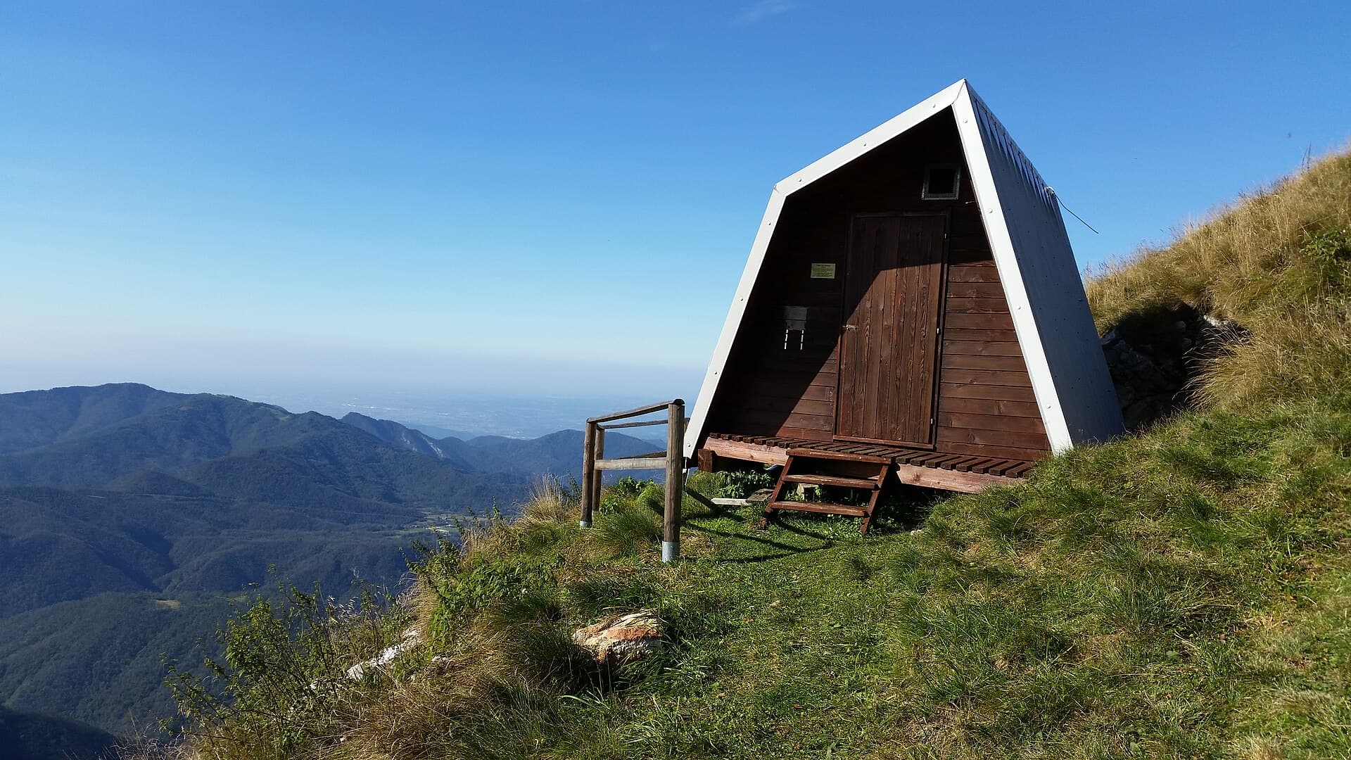 Bivak pod Muzcem (via Wikimedia Commons, CC BY-SA 4.0)