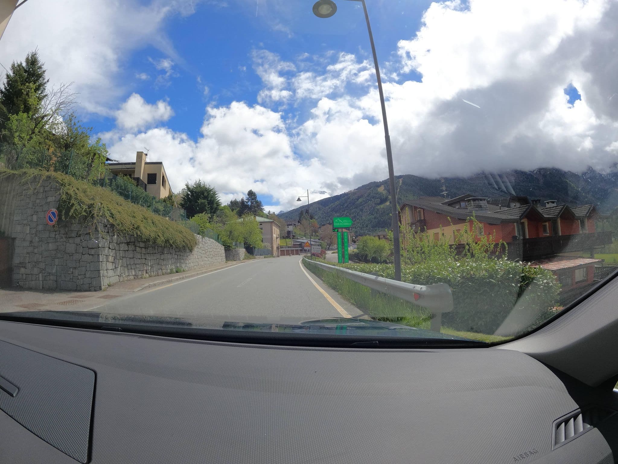 Street view near Hotel Veduta dell'Adamello, Ponte di Legno — © borovac (CC BY-SA · Mapillary)
