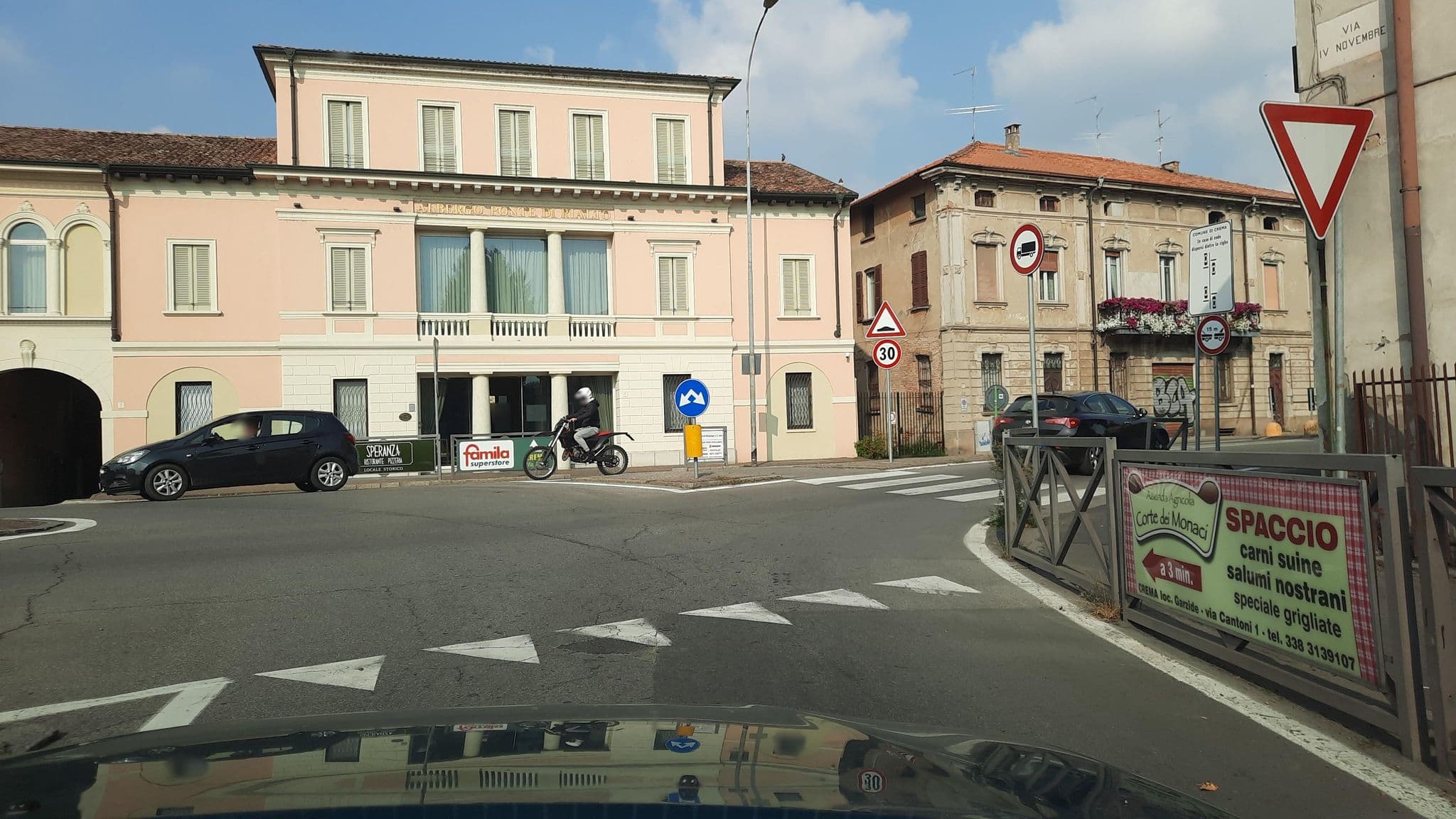Street view near Ponte di Rialto, Crema — © wegavision (CC BY-SA · Mapillary)