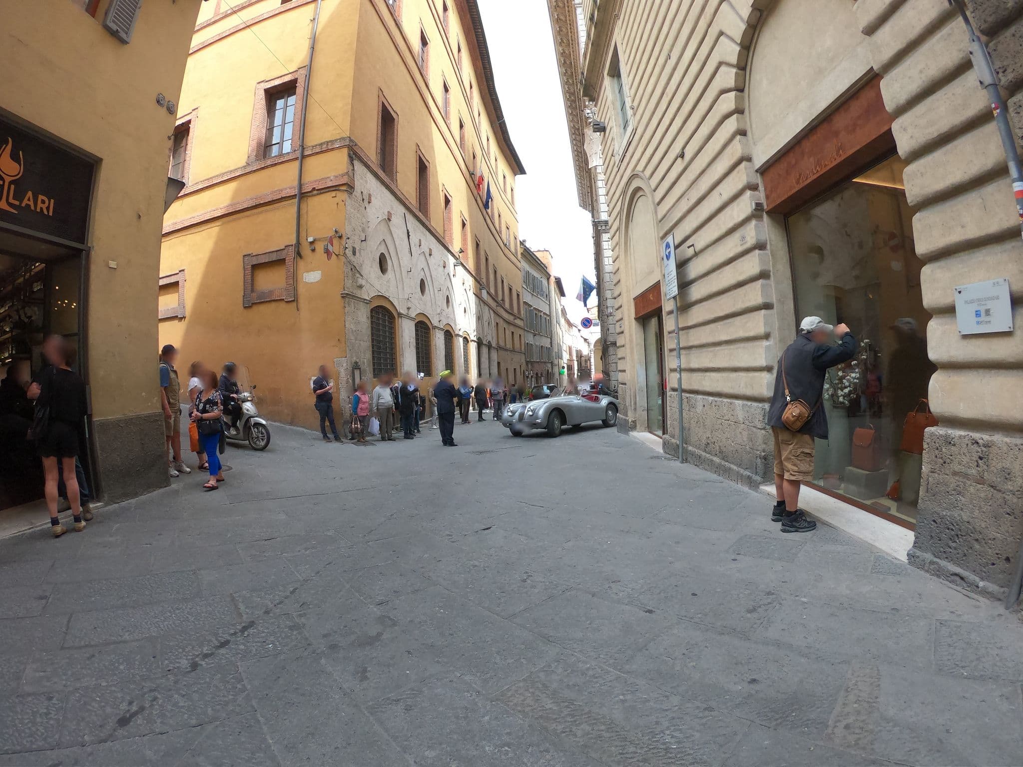 Street view near Albergo Tre Donzelle, Siena — © marcuscalabresus (CC BY-SA · Mapillary)