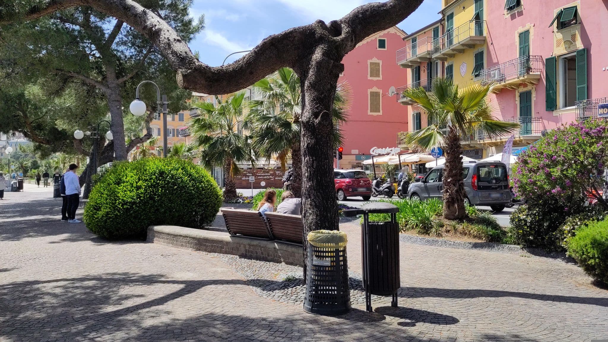 Street view near Hotel Serena, Arenzano — © marcuscalabresus (CC BY-SA · Mapillary)