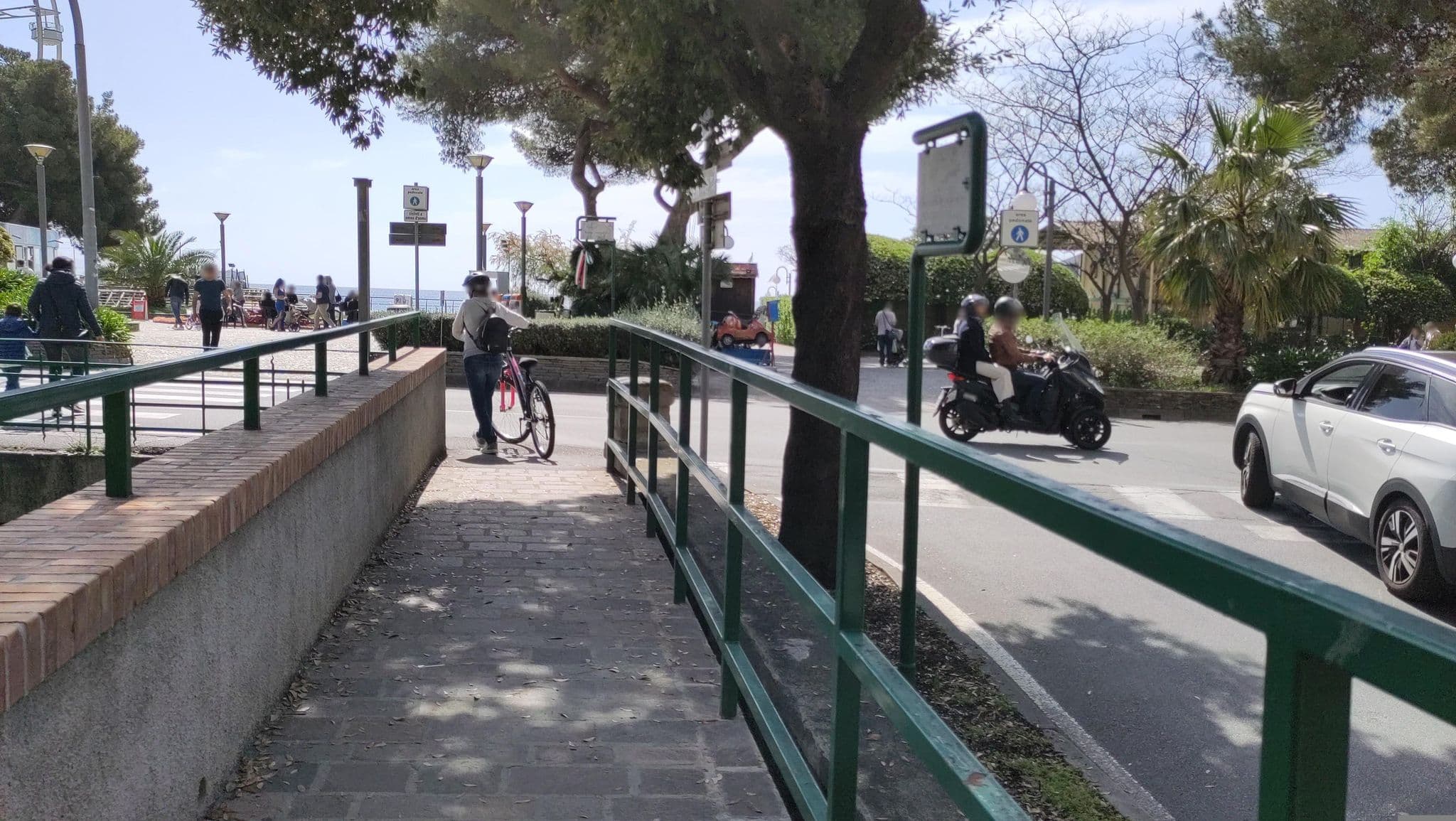 Street view near Ena Hotel, Arenzano — © marcuscalabresus (CC BY-SA · Mapillary)