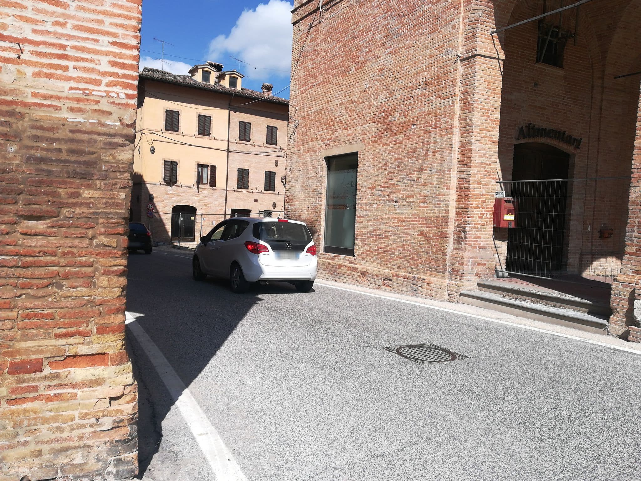Street view near Albergo Comunale "da Sandro", Caldarola — © jeawrong (CC BY-SA · Mapillary)
