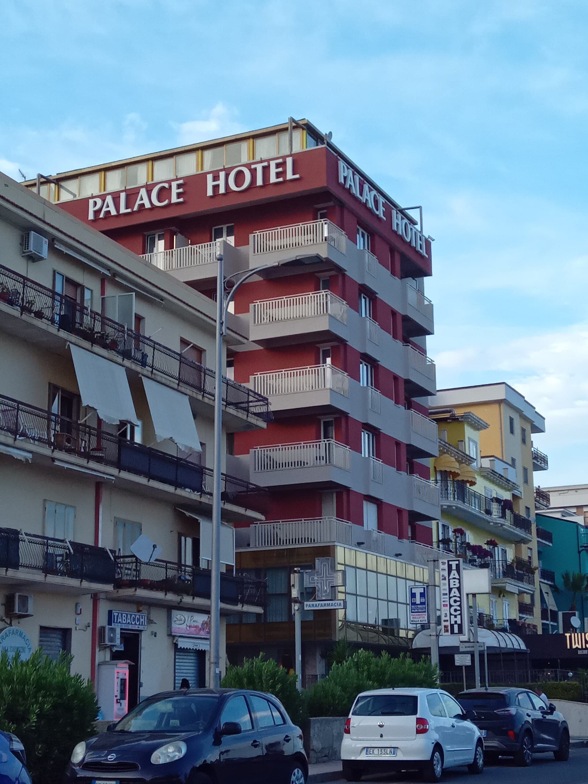 Hotel Palace (via Wikimedia Commons, CC BY-SA 4.0)