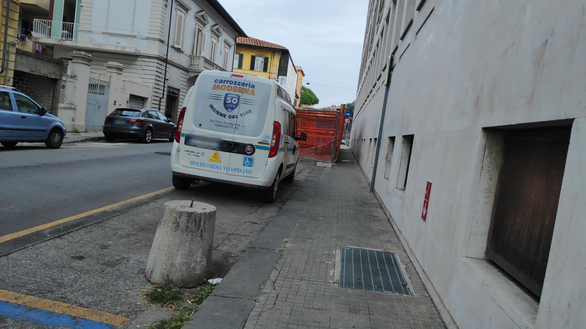 Street view near Five Roses, Pisa