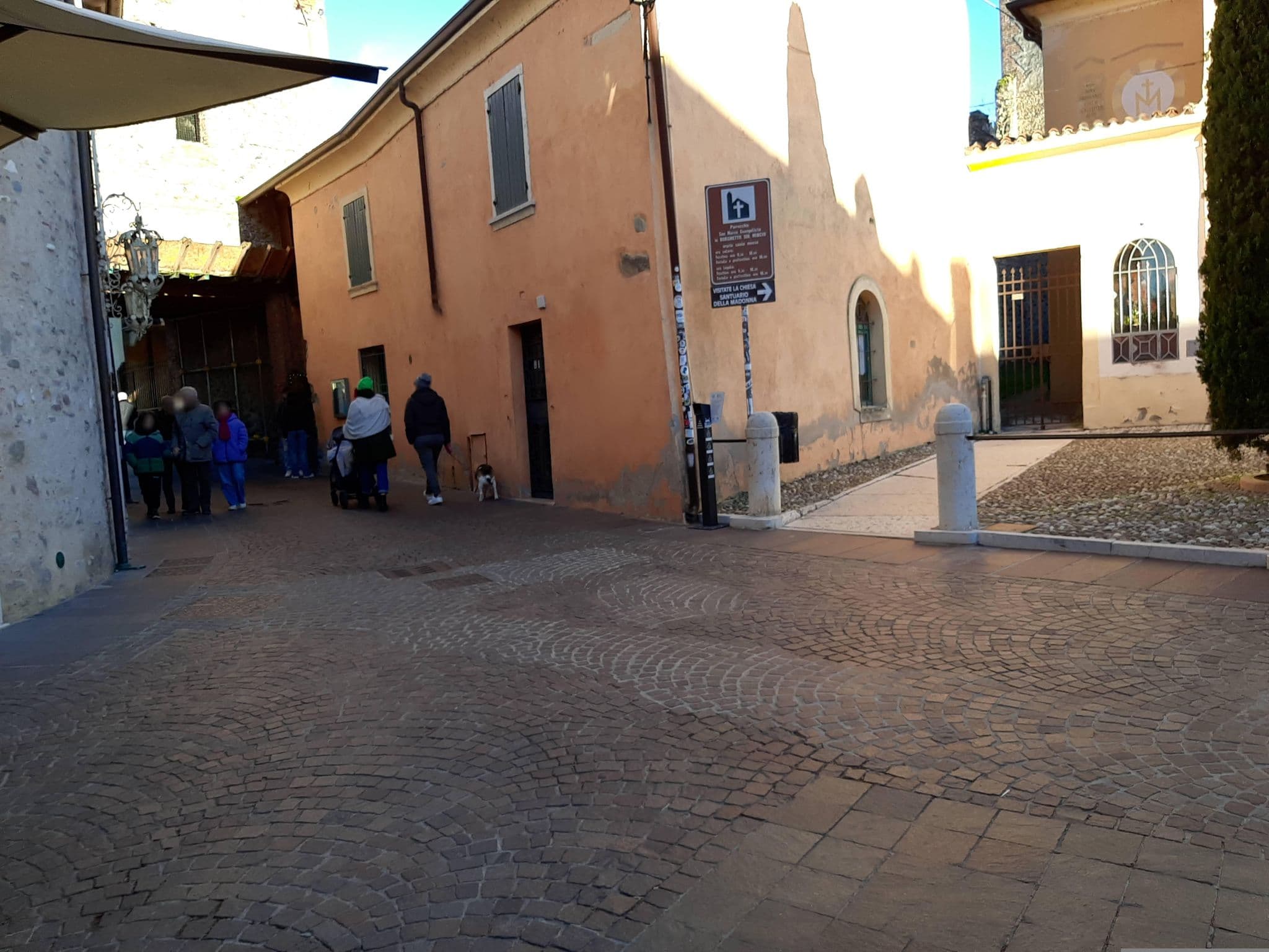 Street view near Le finestre su Borghetto, Valeggio sul Mincio — © alesarrett (CC BY-SA · Mapillary)