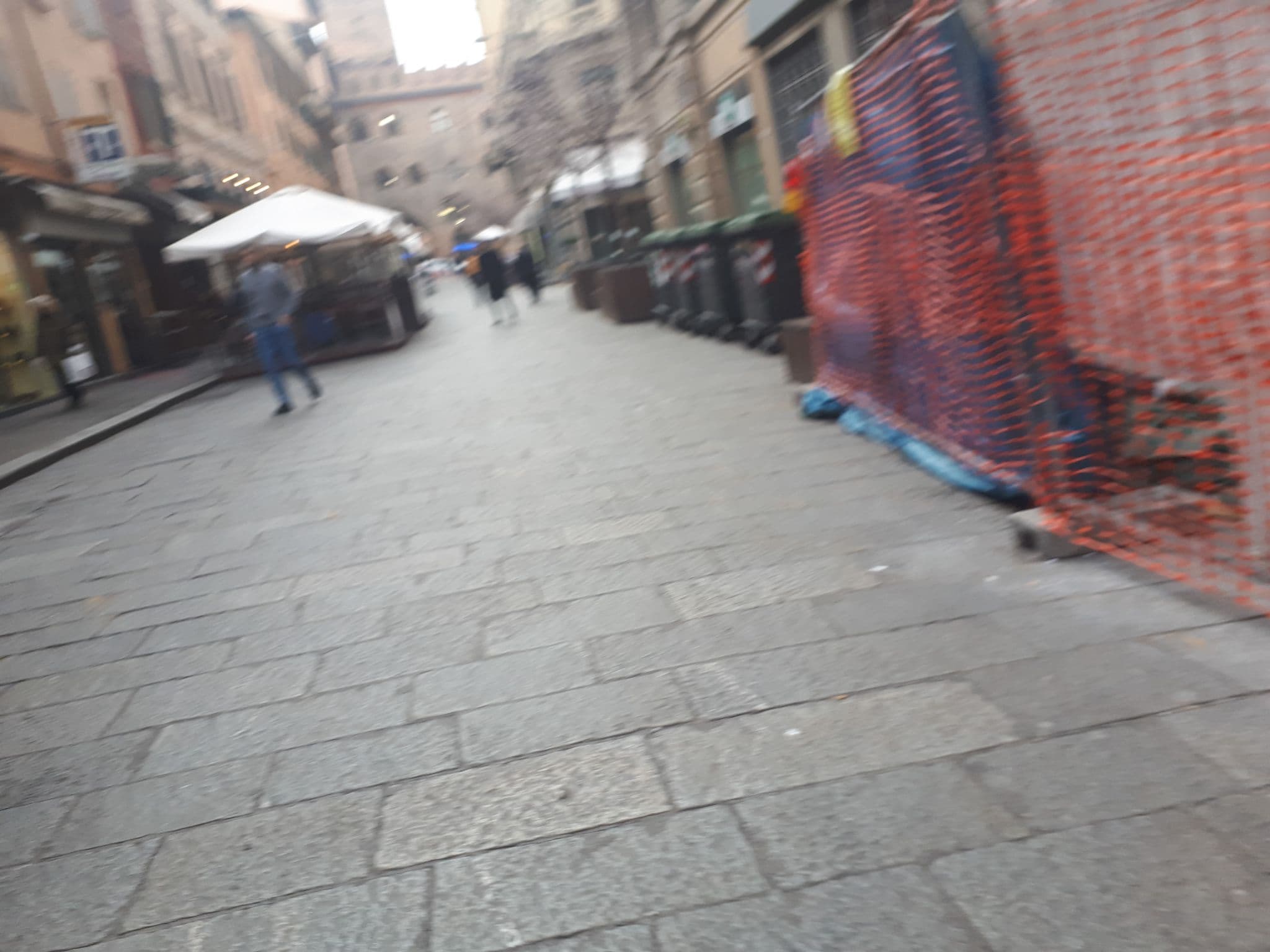 Street view near Albergo delle Drapperie, Bologna