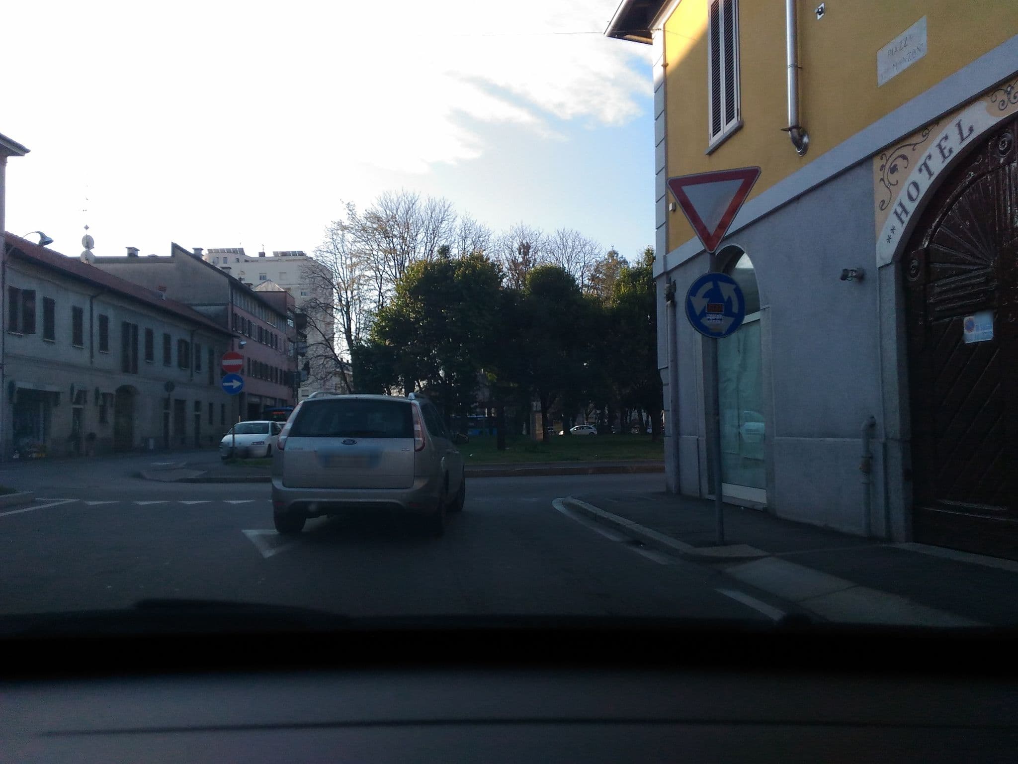 Street view near Hotel Mazzini, Busto Arsizio — © yiyi (CC BY-SA · Mapillary)