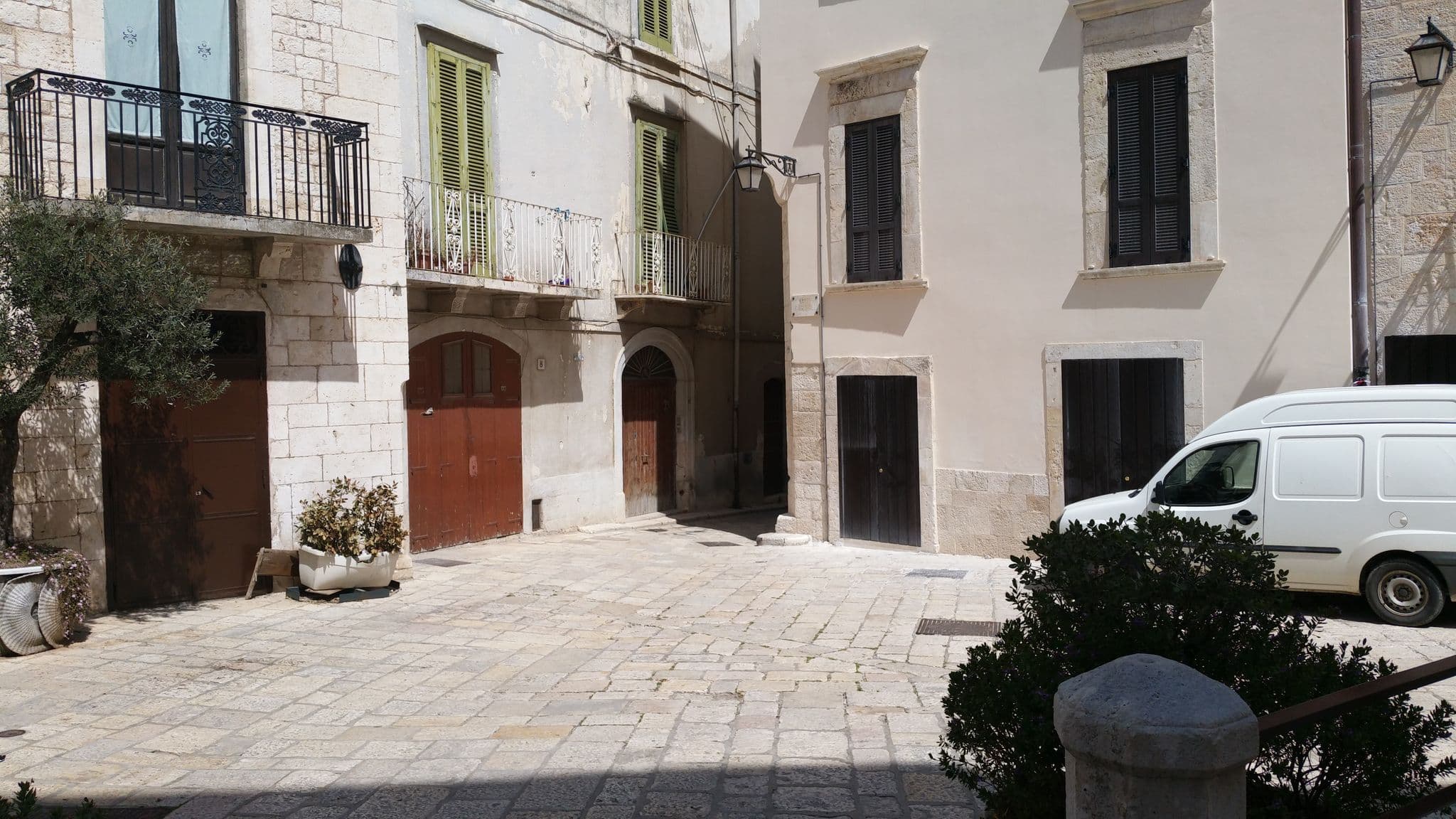 Street view near Corte Altavilla Relais & Charme, Conversano — © shlublu (CC BY-SA · Mapillary)