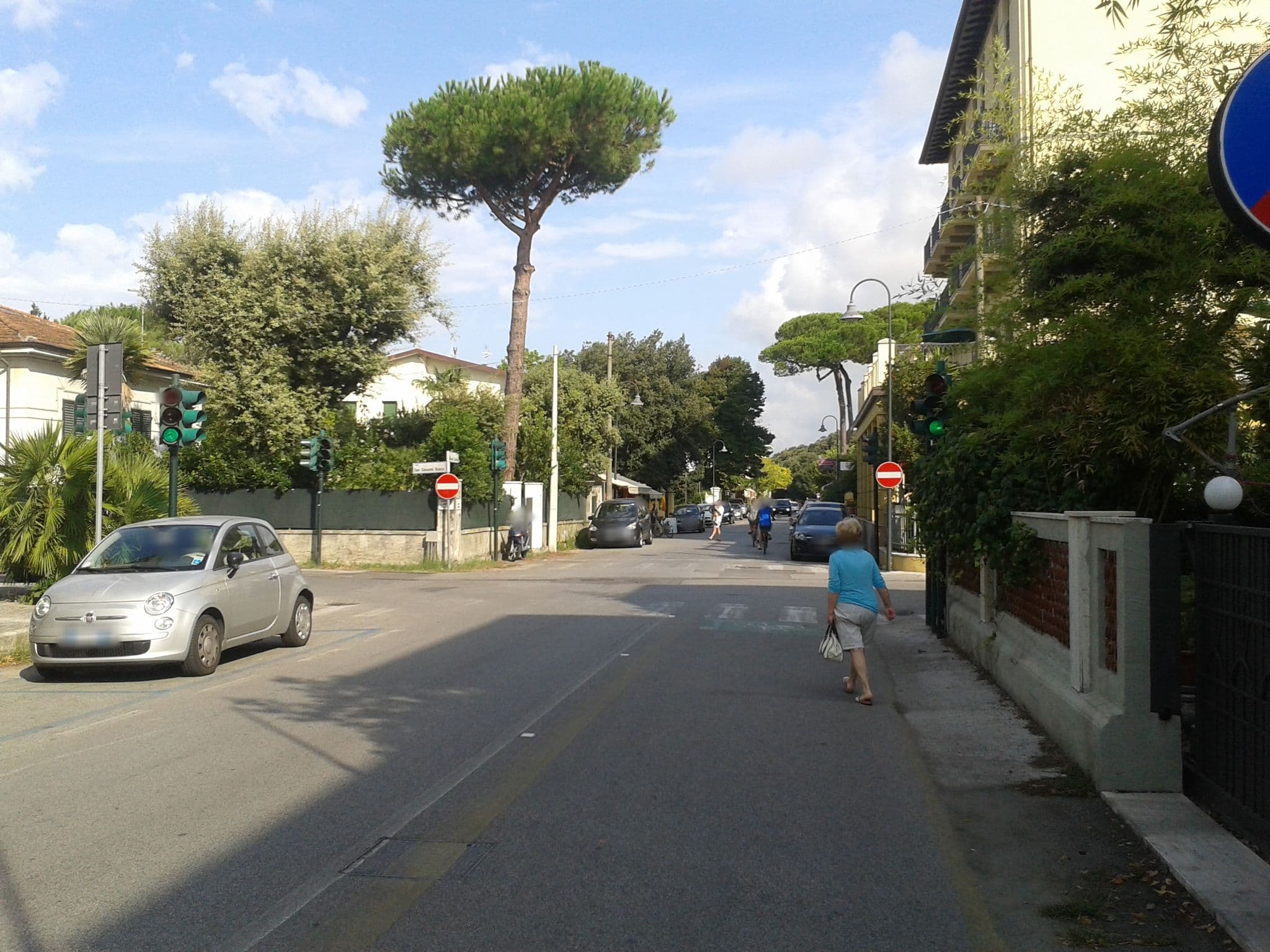 Street view near Villa Ombrosa, Forte dei Marmi — © sbiribizio (CC BY-SA · Mapillary)