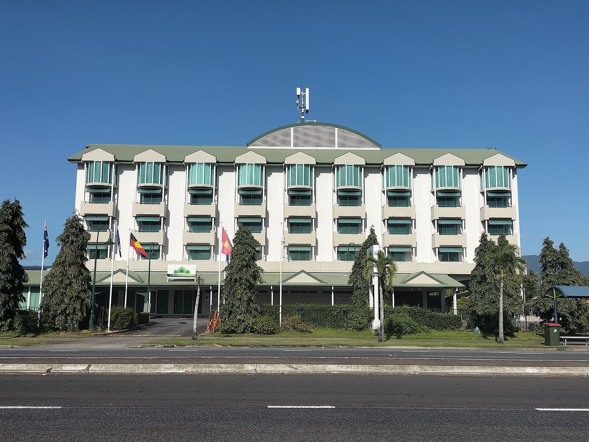 Cairns Sheridan Hotel (via Wikimedia Commons, CC BY-SA 3.0)