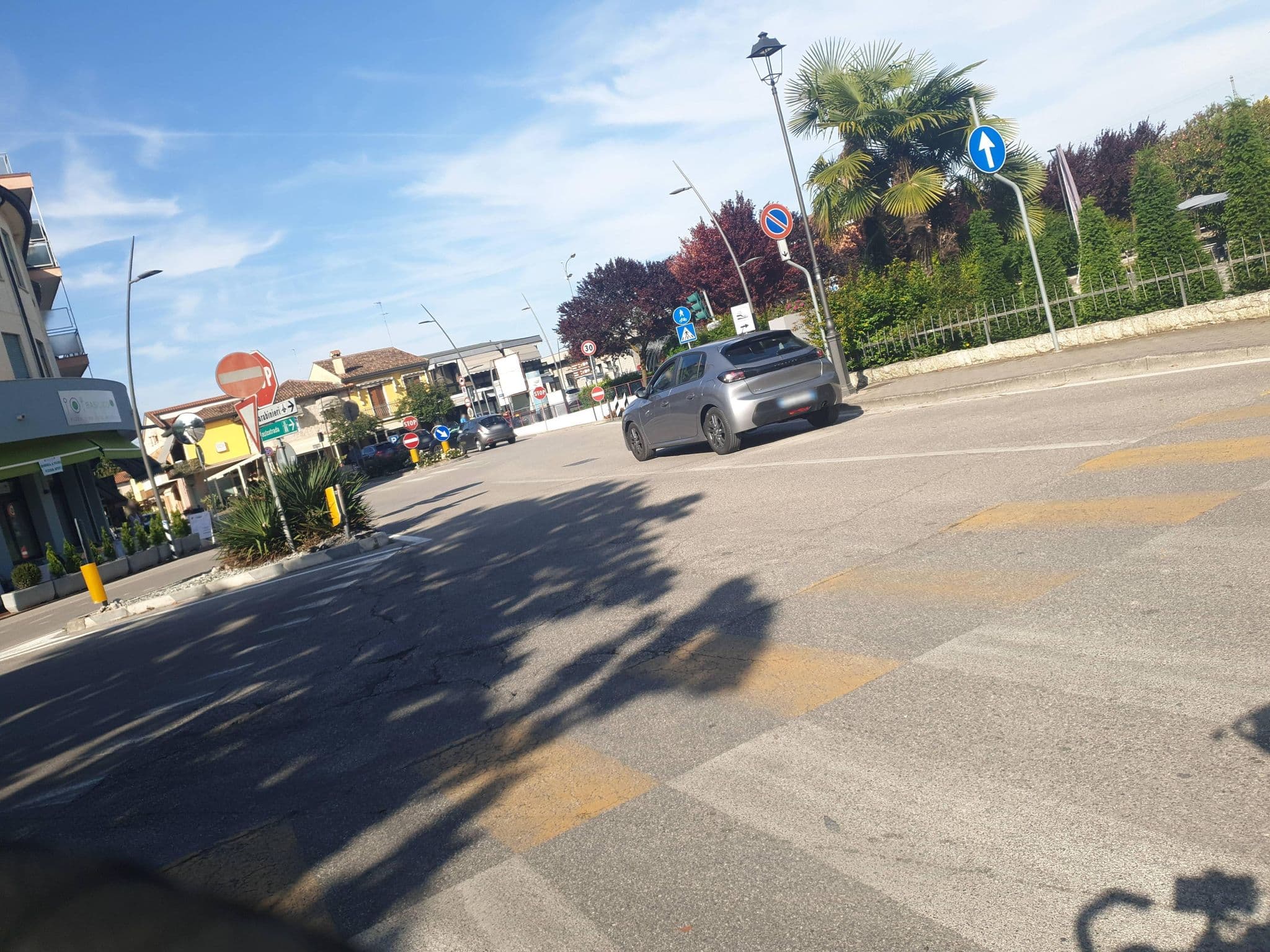 Street view near Hotel Mioni Royal San, Montegrotto Terme — © voschix (CC BY-SA · Mapillary)