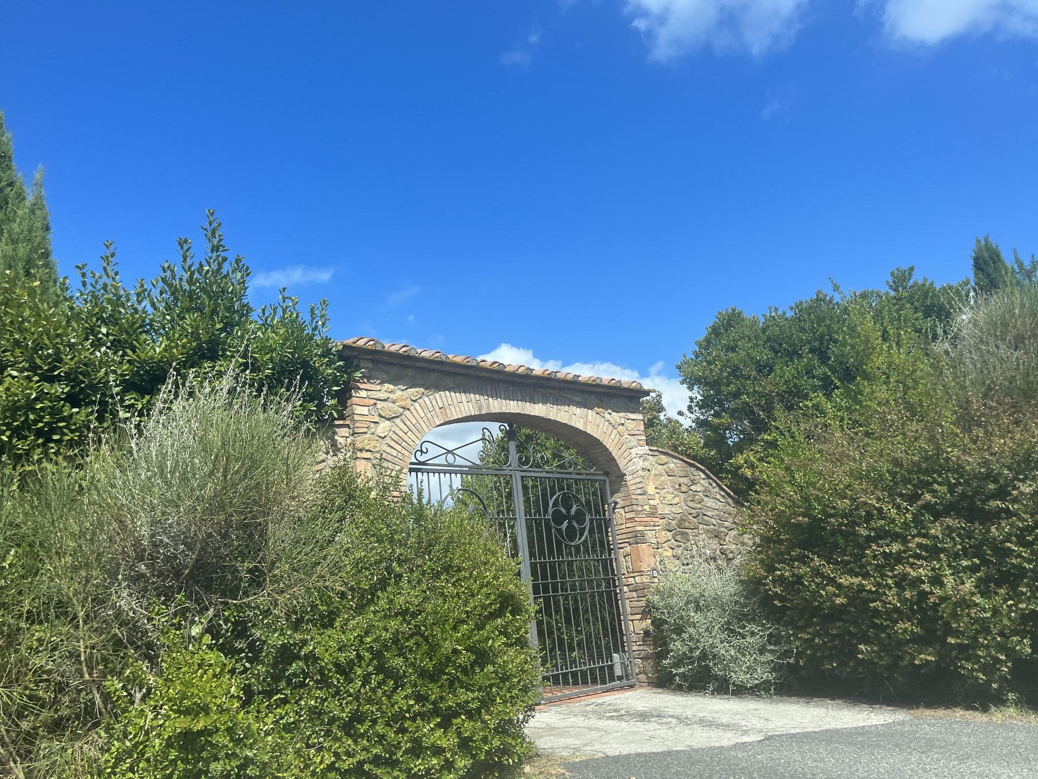 Street view near Agricampeggio Il Colono, Pomarance — © oeschinen (CC BY-SA · Mapillary)