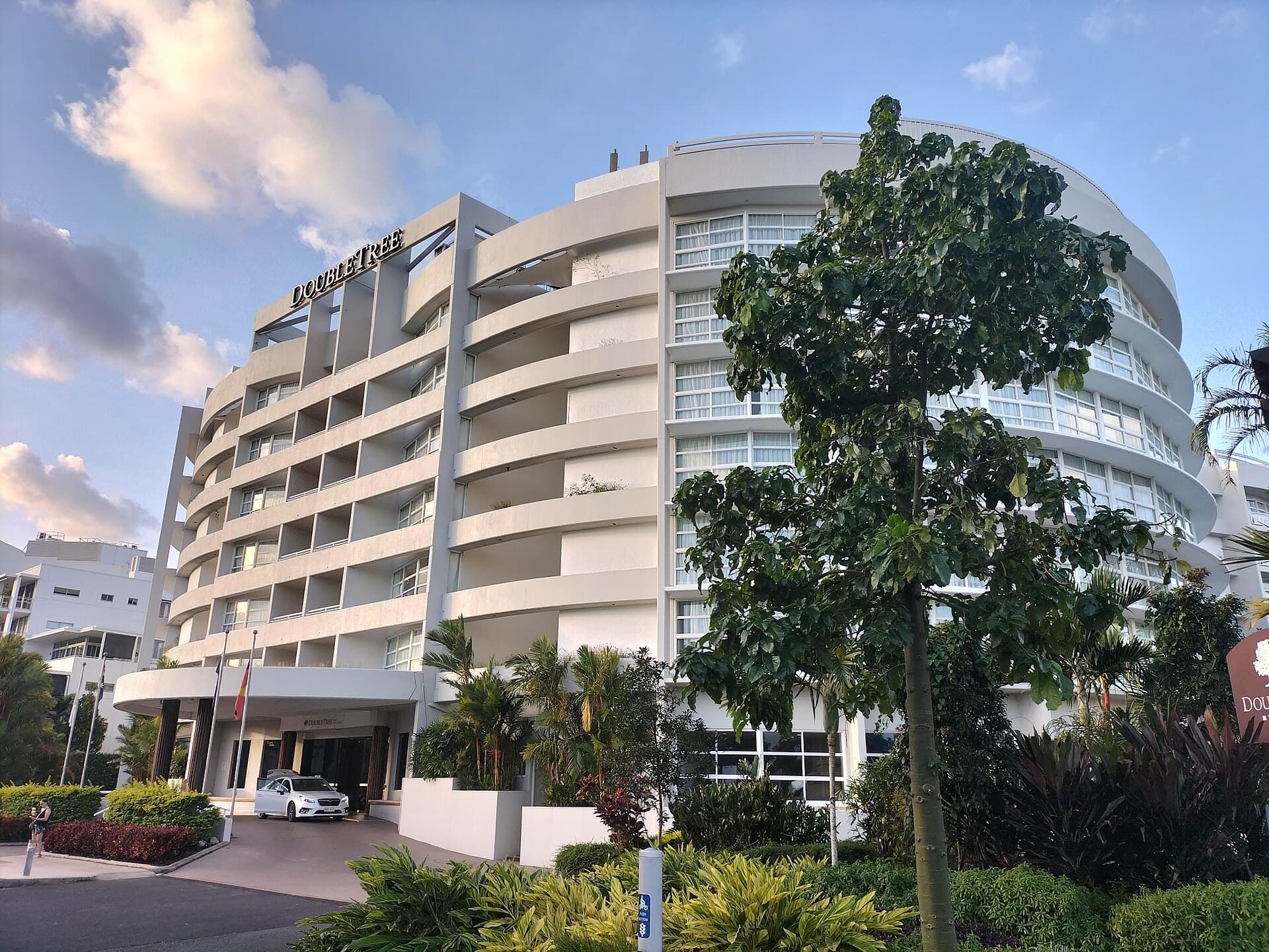 DoubleTree by Hilton Hotel Cairns (via Wikimedia Commons, CC BY-SA 3.0)