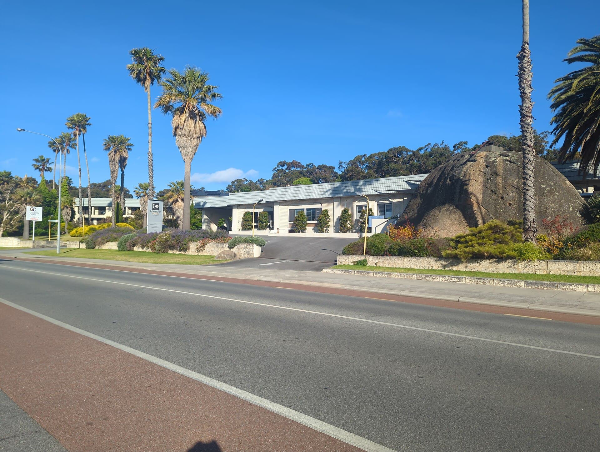 Dog Rock Motel (via Wikimedia Commons, CC0)