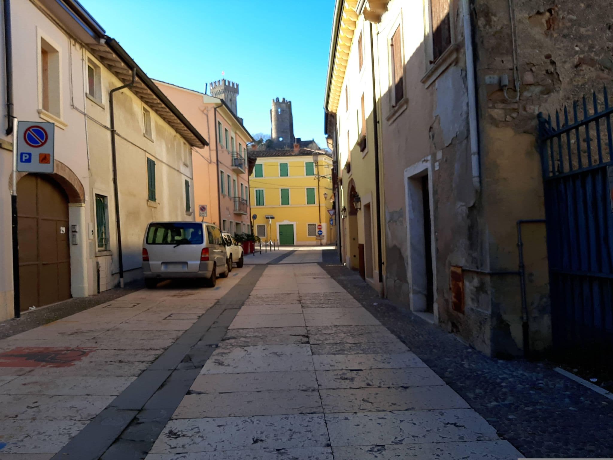 Street view near Ombretta, Valeggio sul Mincio — © alesarrett (CC BY-SA · Mapillary)