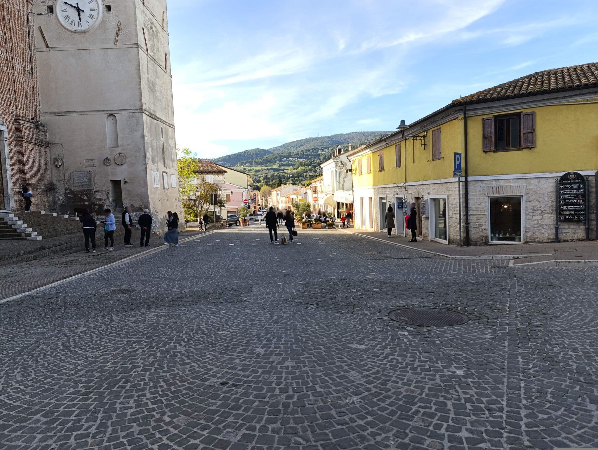 Street view near Charlotte Wix, Sirolo — © jeawrong (CC BY-SA · Mapillary)