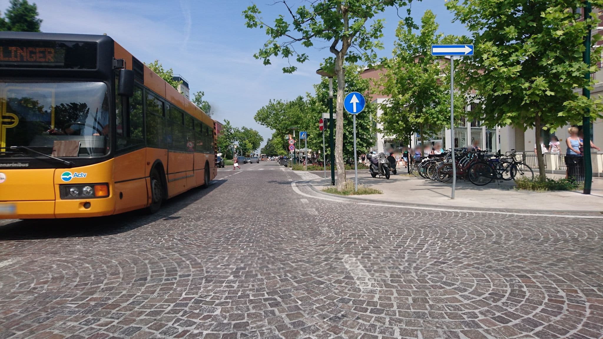 Street view near Le Boulevard, Lido — © voschix (CC BY-SA · Mapillary)