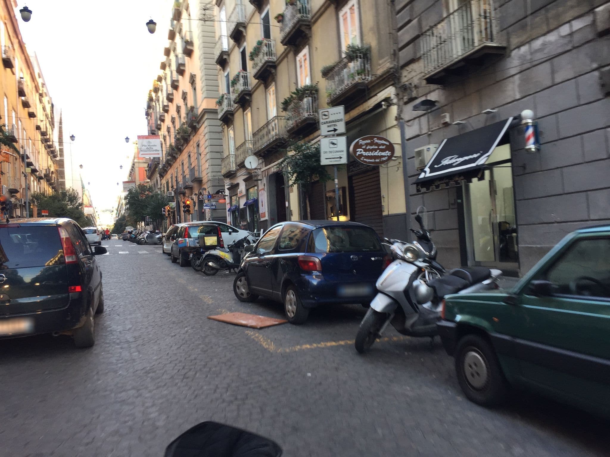 Street view near Il tempio dei Mannesi, Pendino — © luis92 (CC BY-SA · Mapillary)