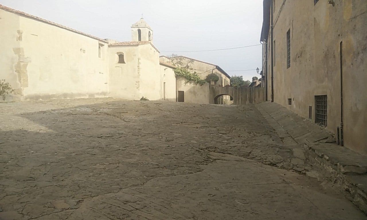 Street view near Villa a mare, Piombino — © jackyes (CC BY-SA · Mapillary)