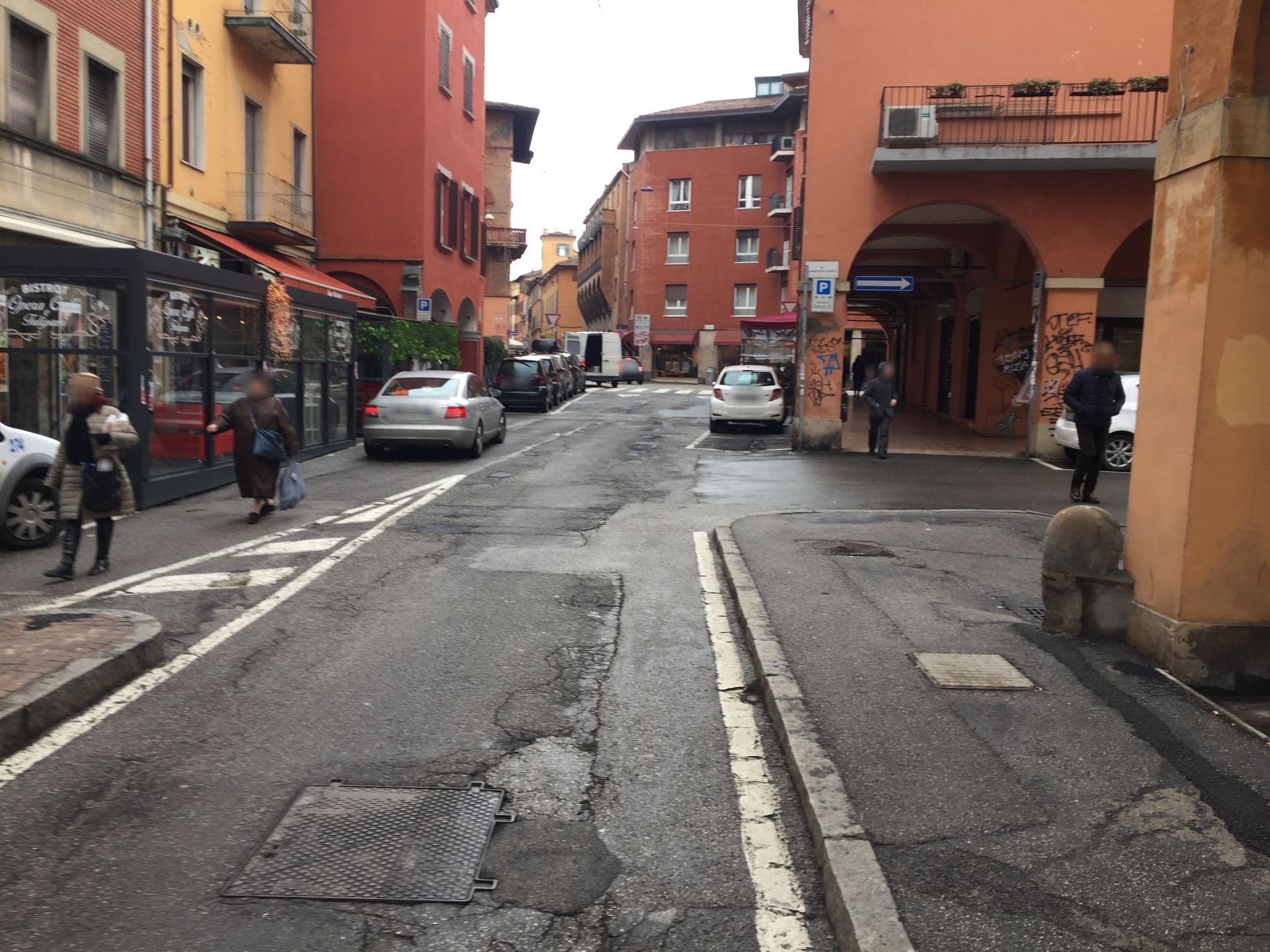 Street view near La Finestre sul Canale, Bologna