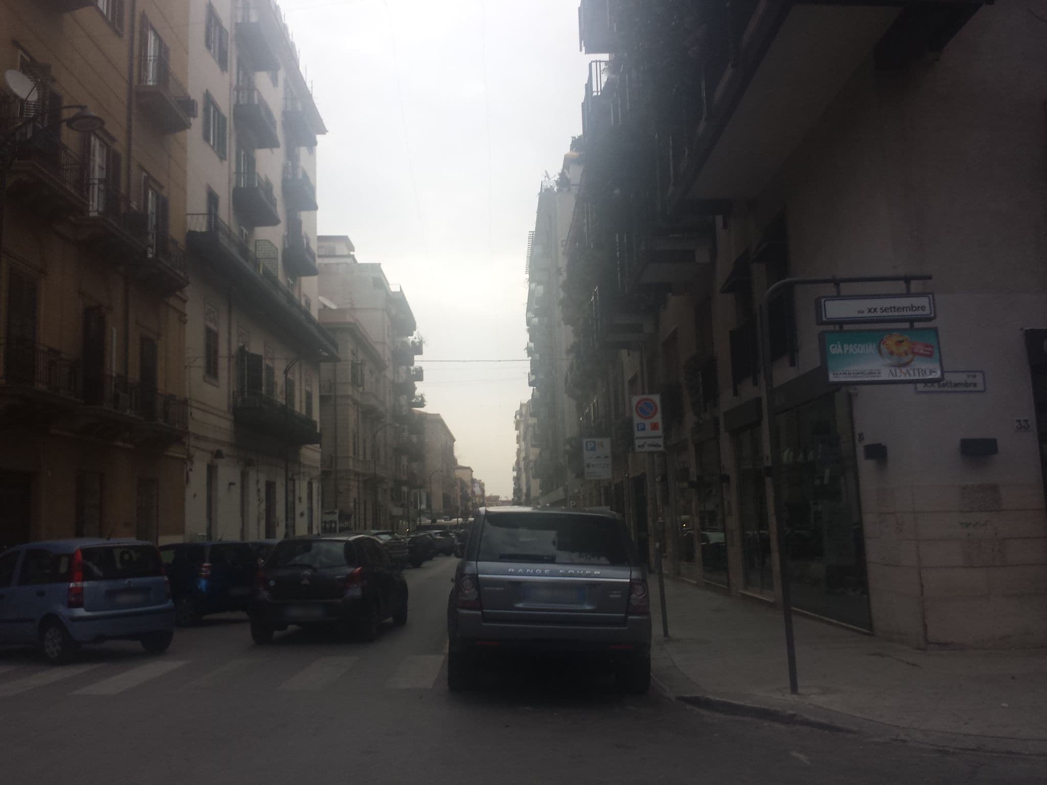 Street view near Le Porte del Centro, Palermo