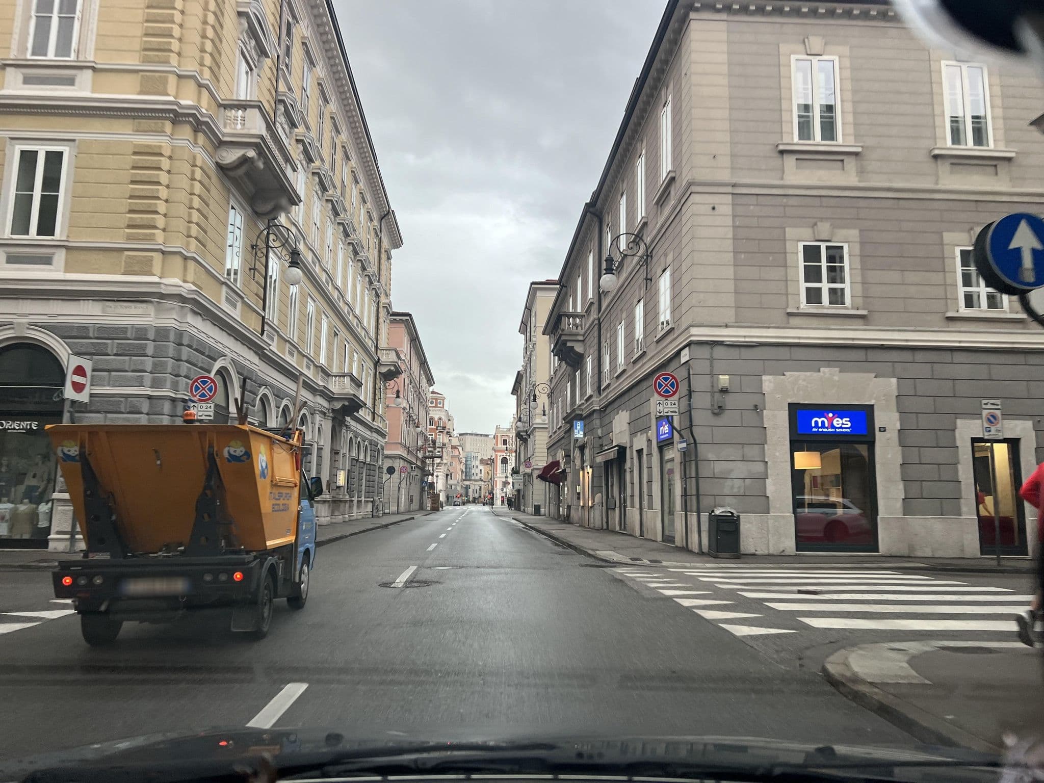 Street view near Nuovo Albergo Centro, Trieste — © igorzo (CC BY-SA · Mapillary)
