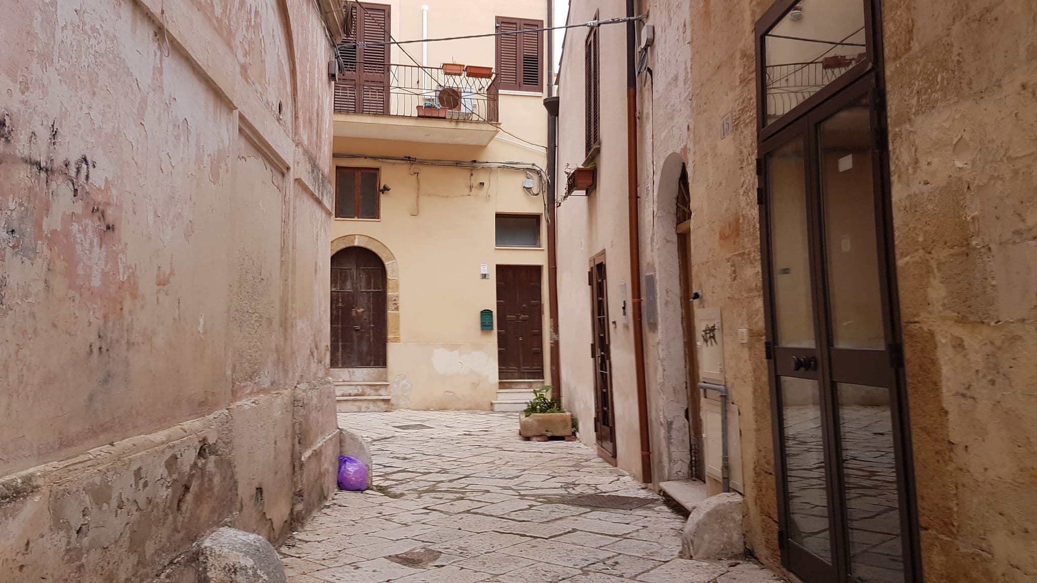 Street view near La Valigia delle Indie, Brindisi — © ale_zena_it (CC BY-SA · Mapillary)
