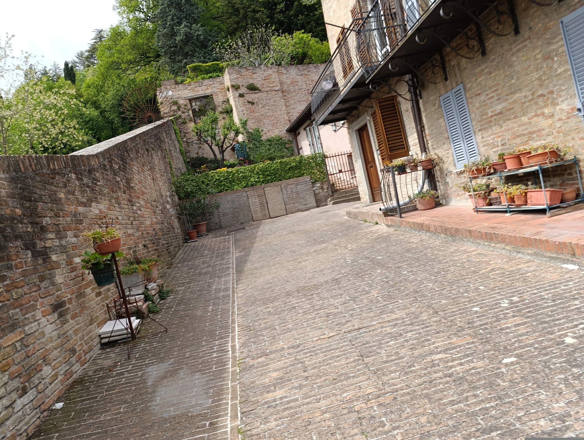 Street view near Casa La Piazzetta Rinascimentale, Urbino — © jeawrong (CC BY-SA · Mapillary)