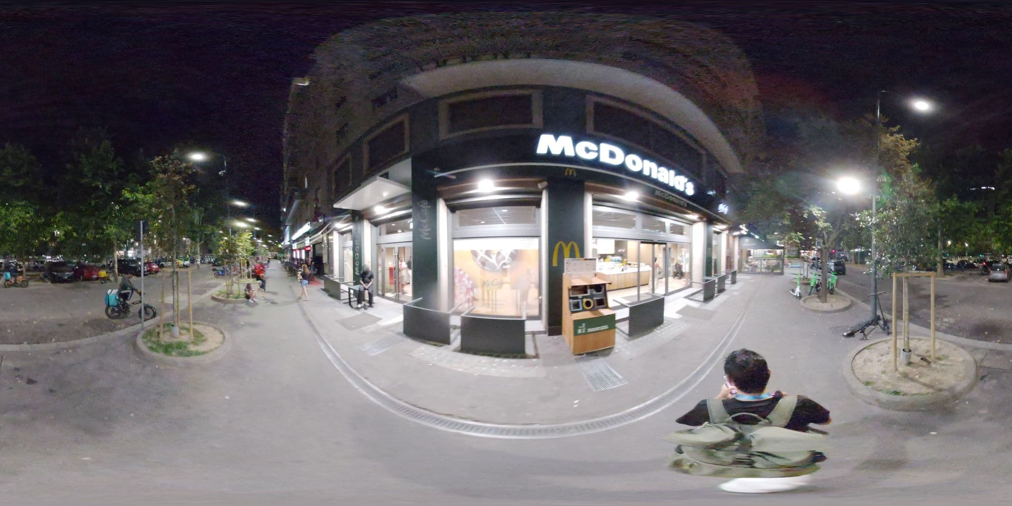 Street view near Il giramondo, Brera