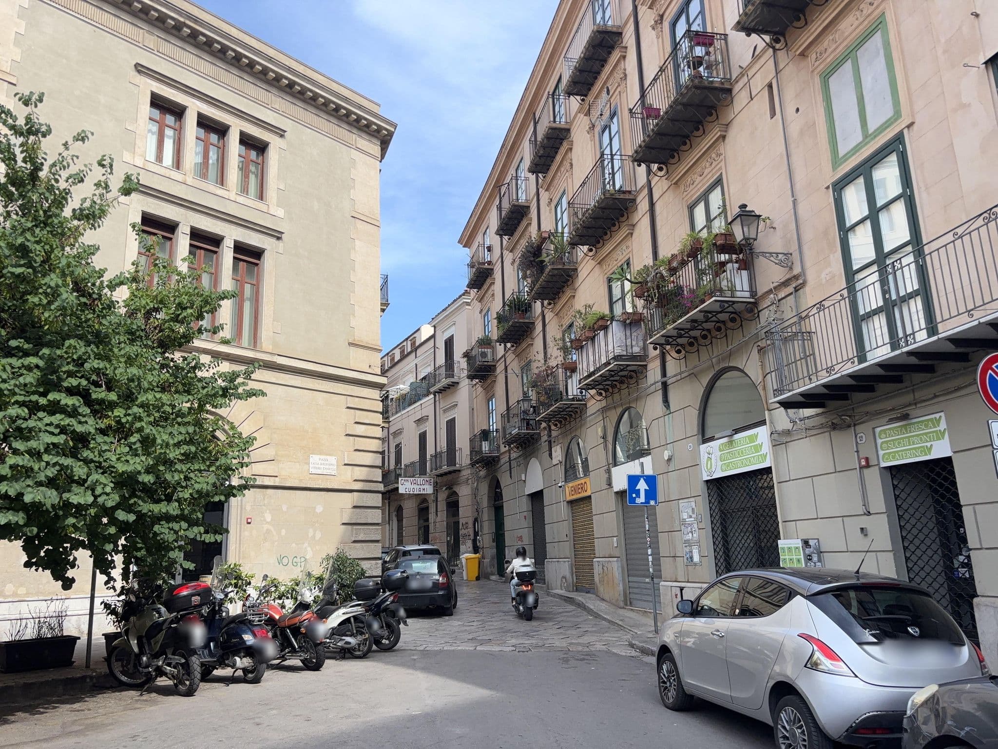 Street view near Principe di Lampedusa, Palermo