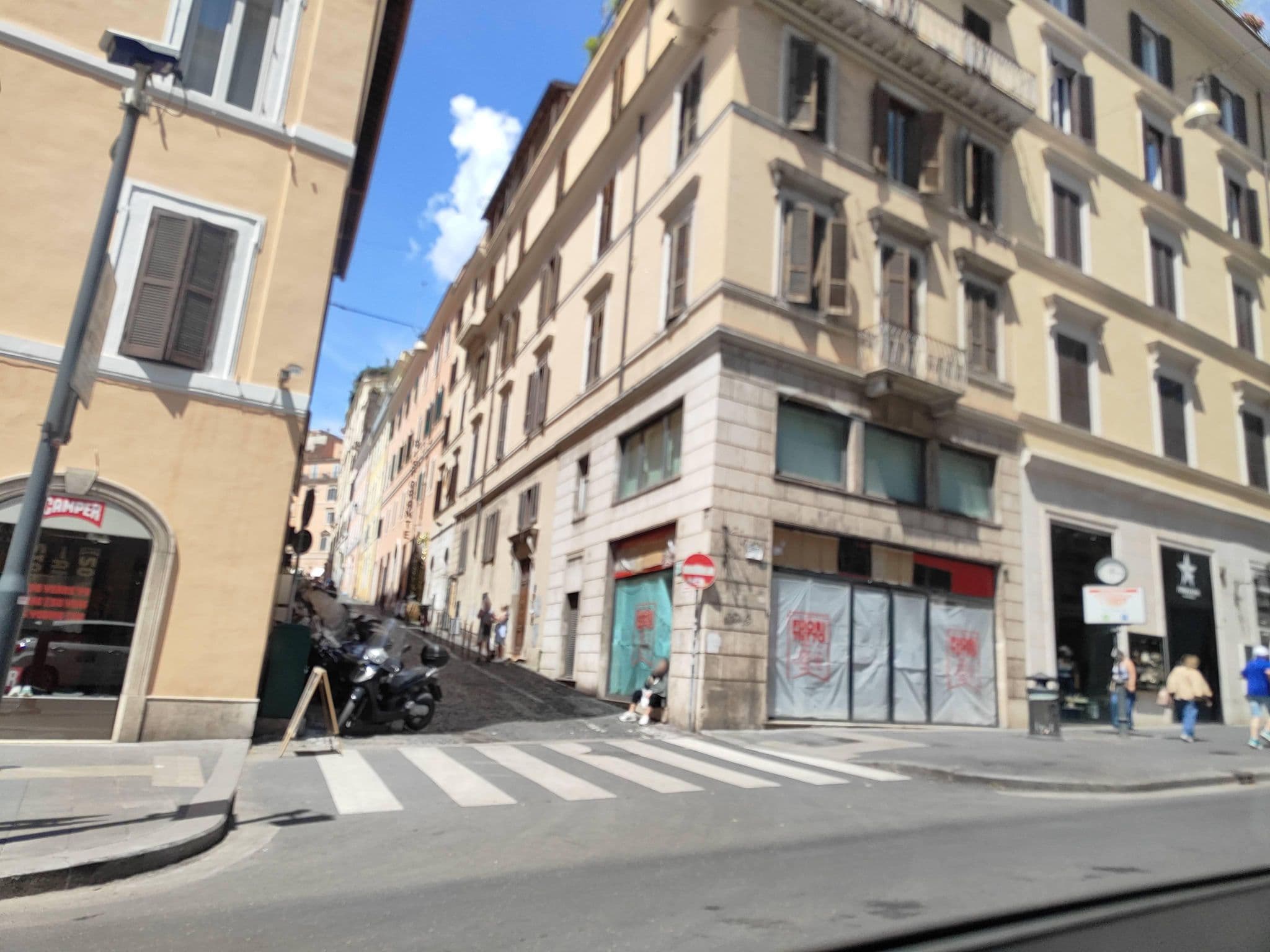 Street view near Hotel Albergo delle Regioni, Barberini-Fontan di Trevi, Ludovisi — © omfg_notpr (CC BY-SA · Mapillary)