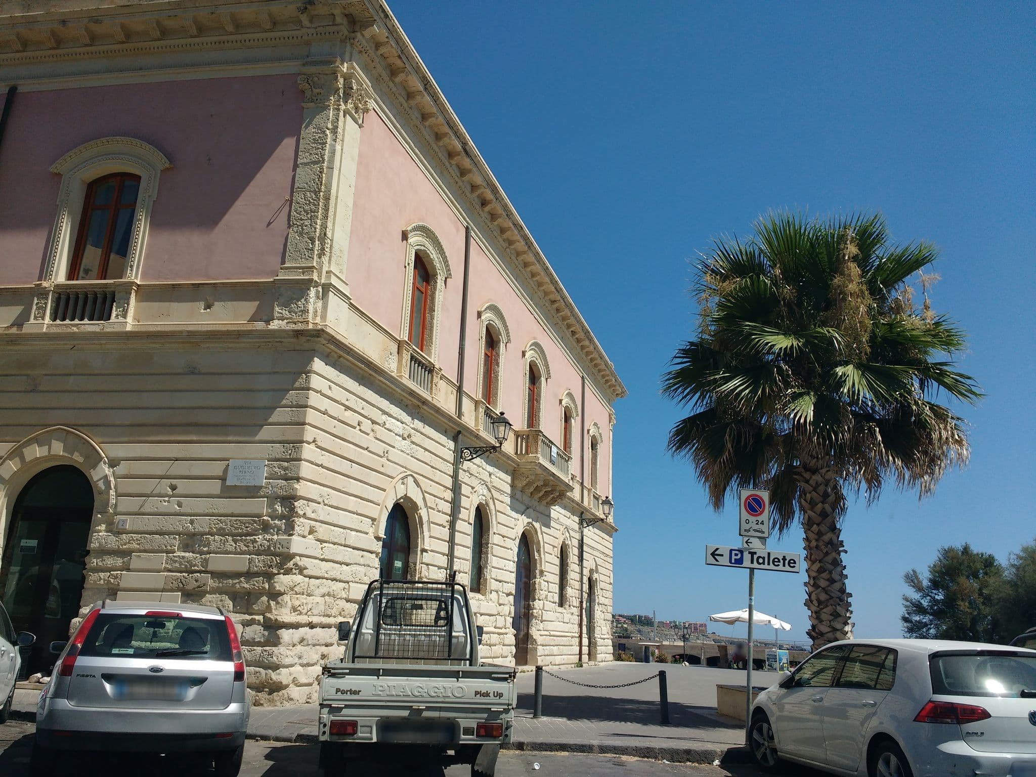 Street view near Terra e Mare, Siracusa