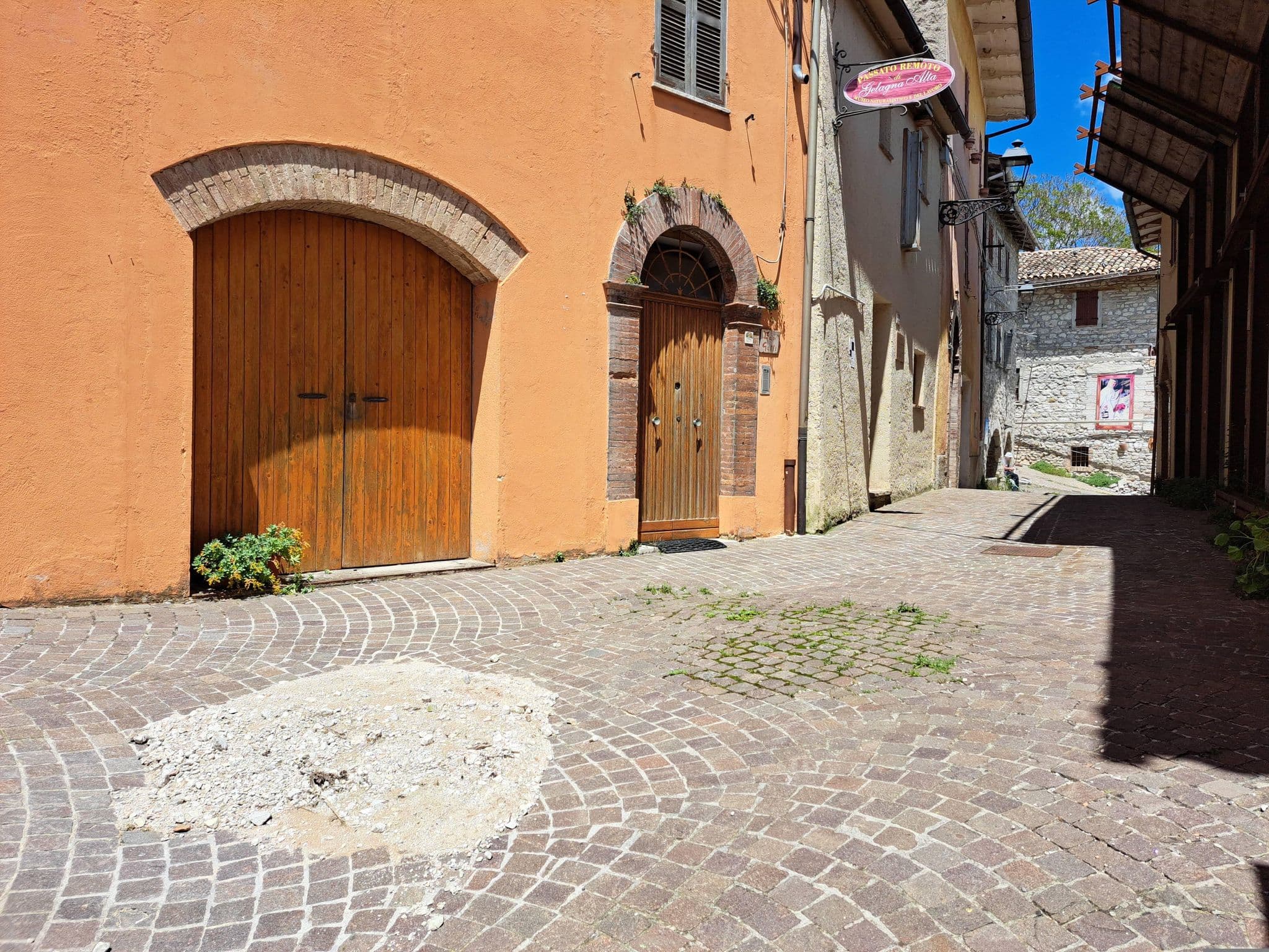 Street view near Maccari, Pieve Torina — © gbabmap (CC BY-SA · Mapillary)