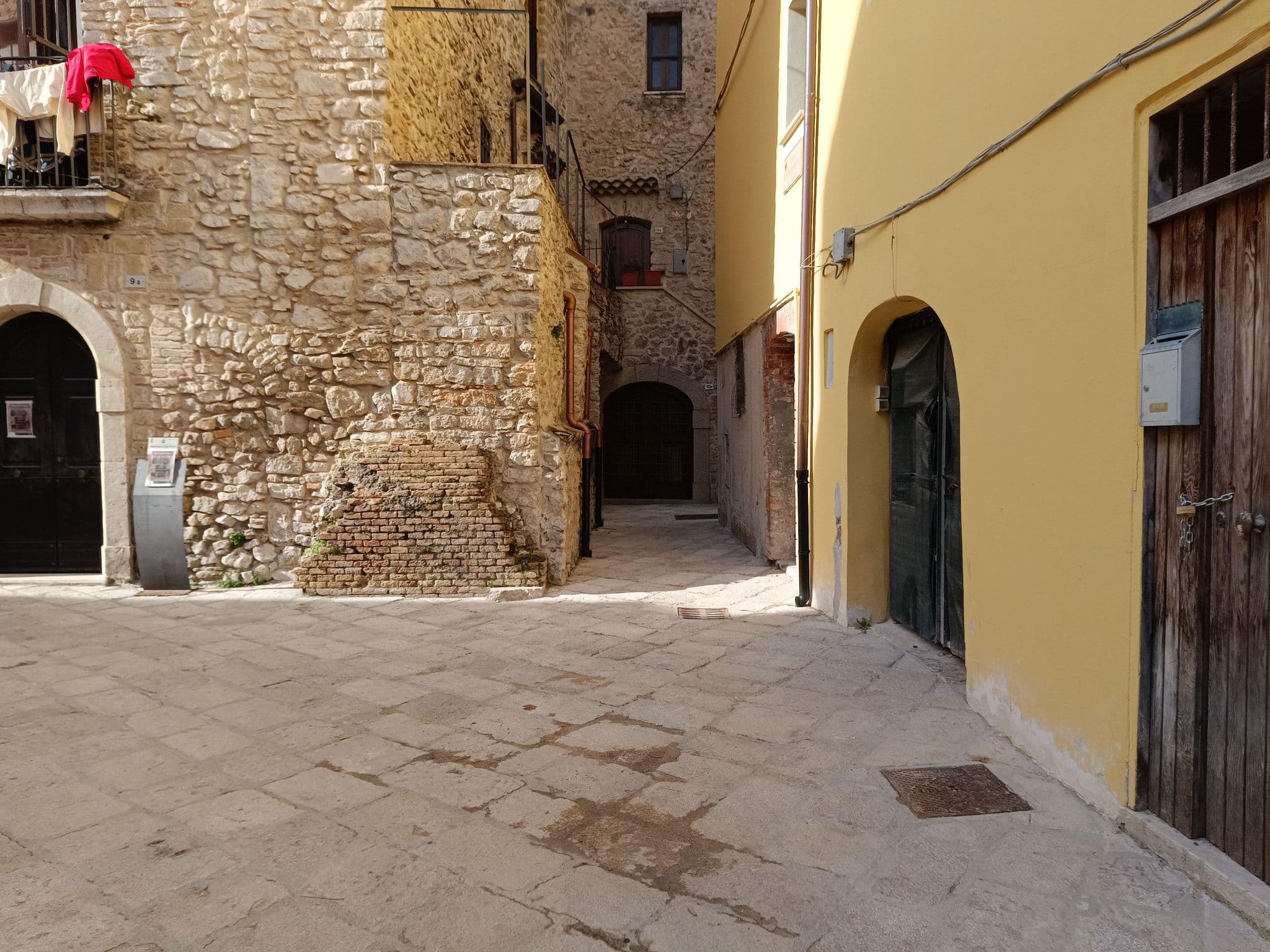Street view near Tra Mura e Vicoli, Fondi — © odiug (CC BY-SA · Mapillary)