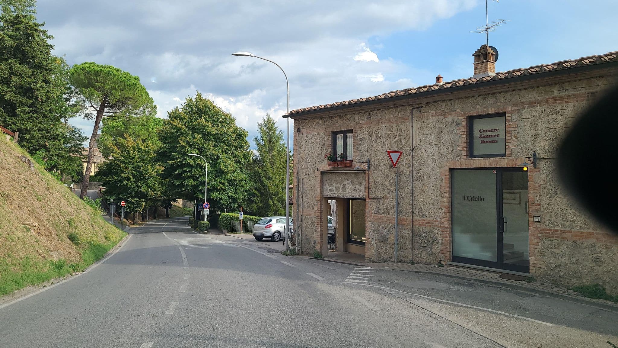 Street view near Appartamenti Il Criollo, San Gimignano — © chrisbeddow (CC BY-SA · Mapillary)